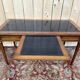 Bureau plat de style Louis XVI en merisier et cuir noir