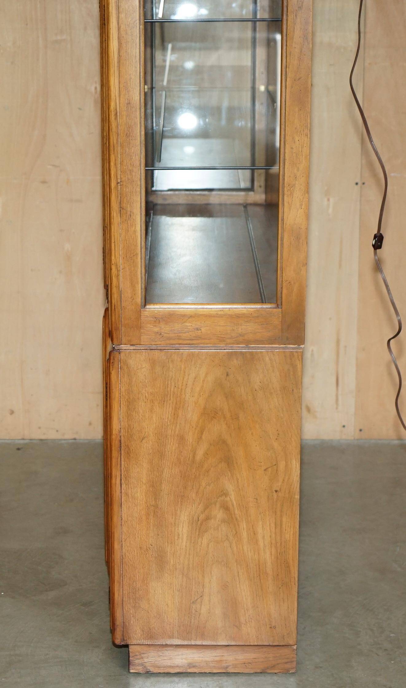 Vitrine militaire vintage Drexel Heritage avec éclairage et étagères en verre