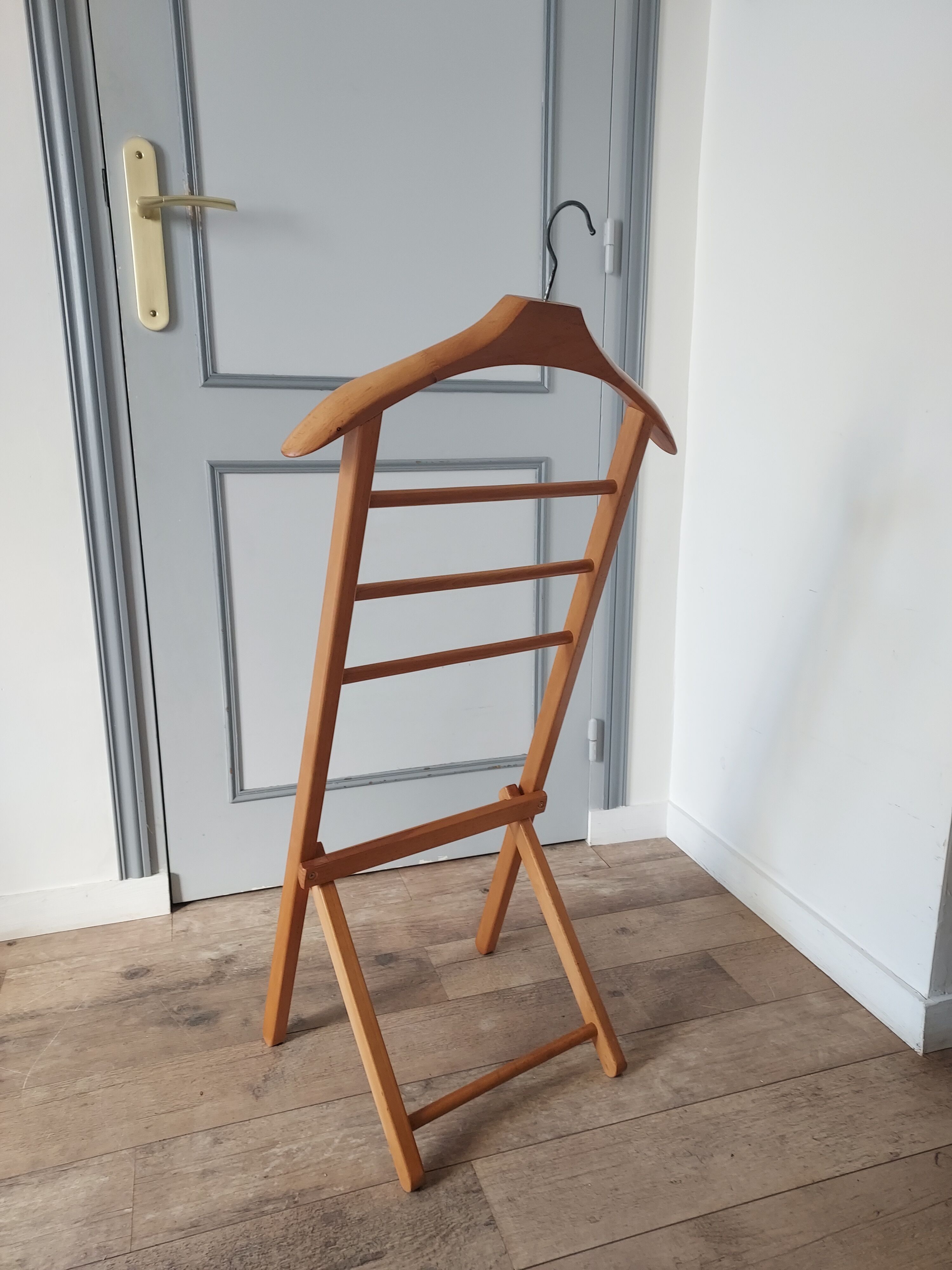 Folding valet