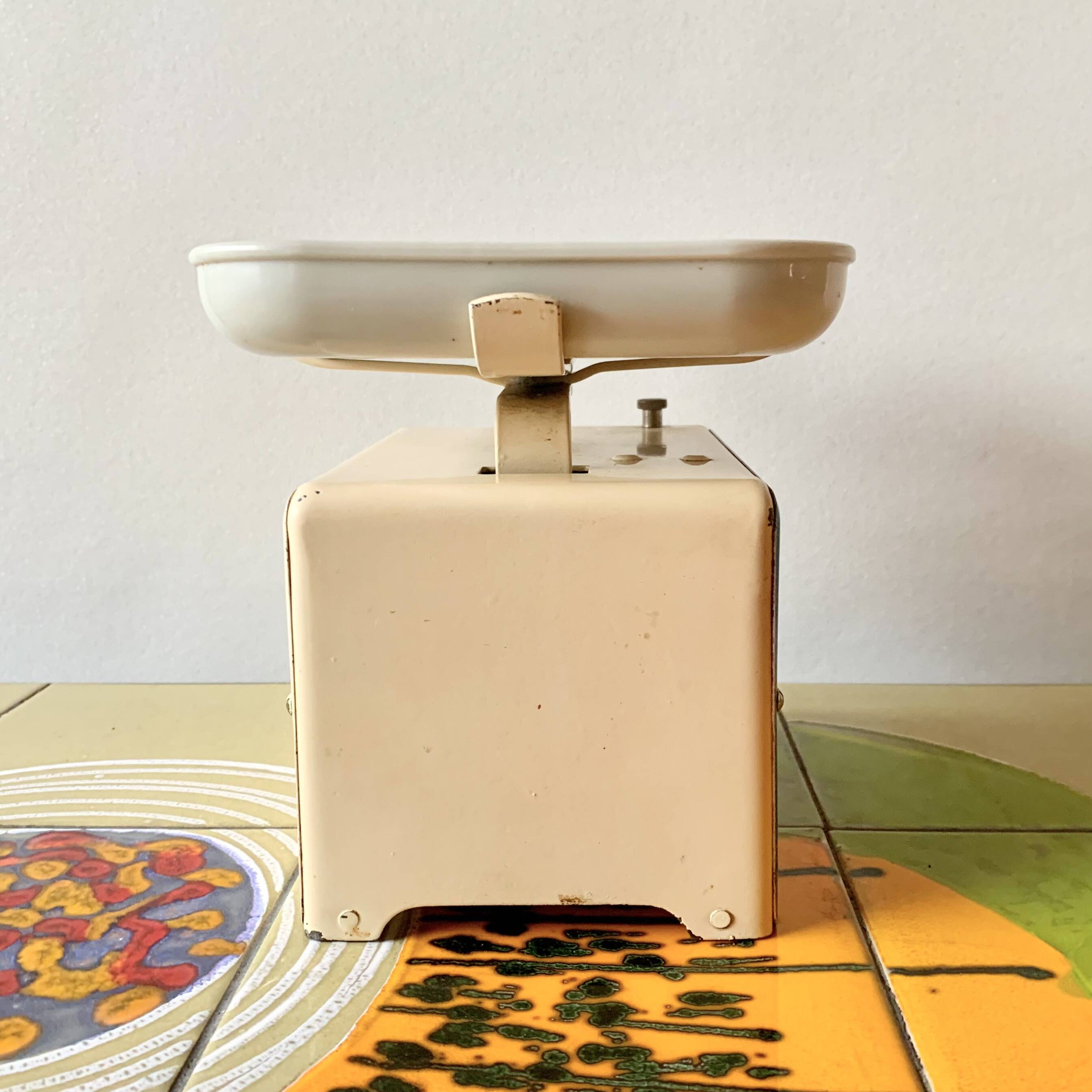 Old Lyssex kitchen scale - Force 10