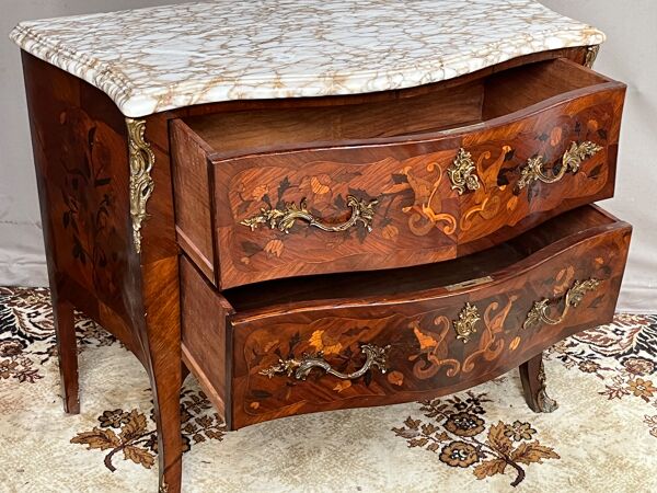 Commode galbée en marqueterie