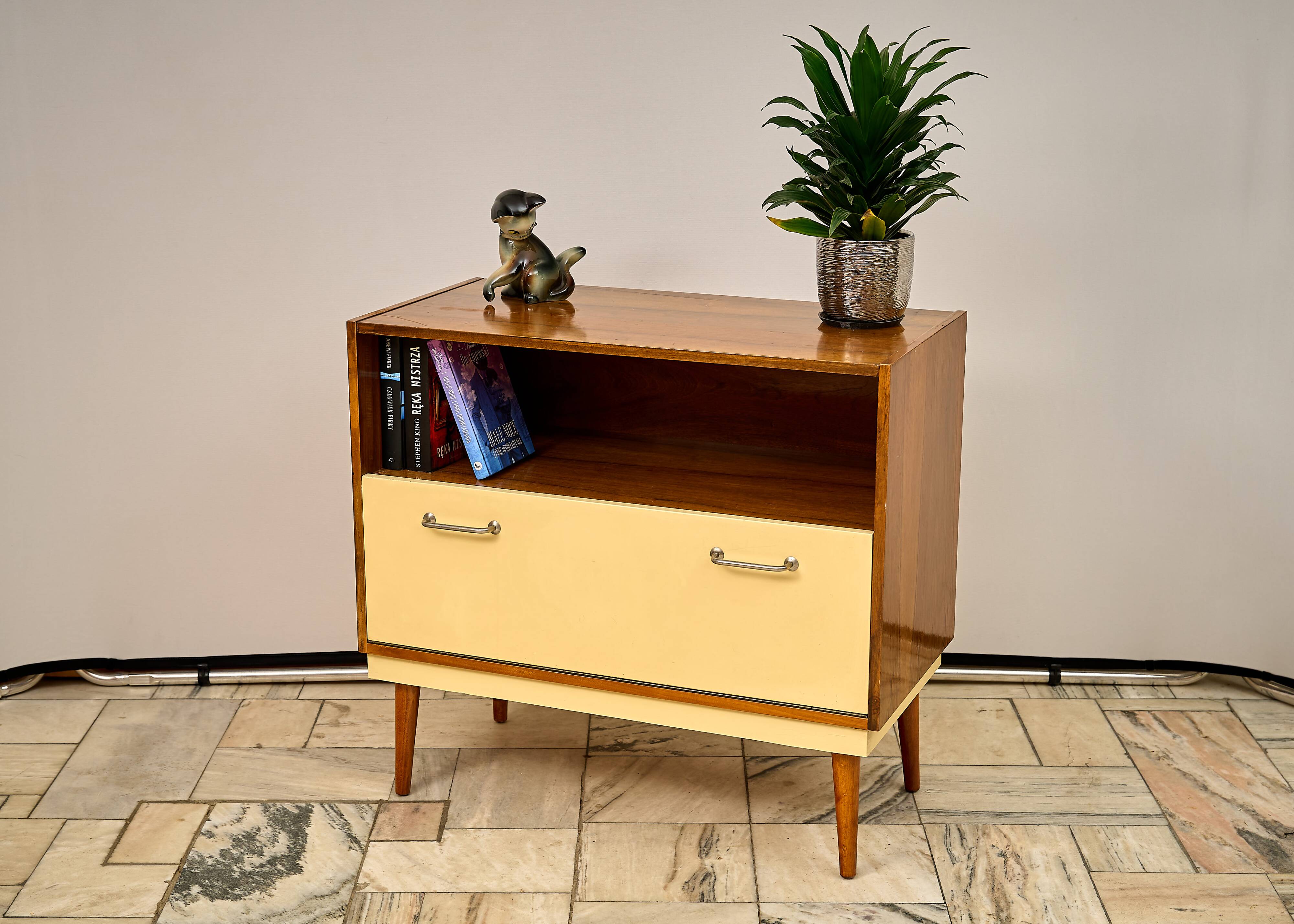 Vitrine du milieu du siècle des années 1960, Tchécoslovaquie