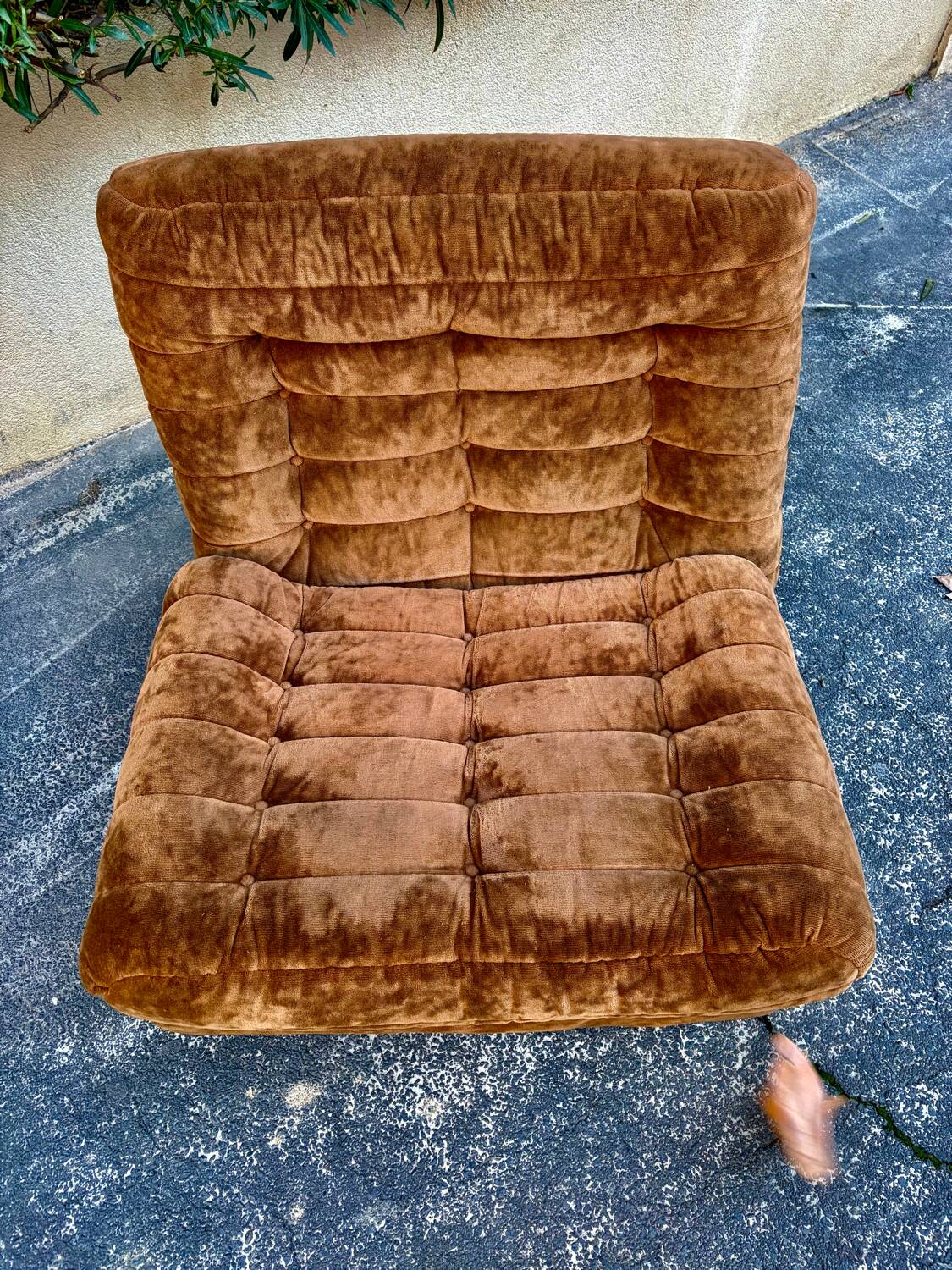 Brown velvet armchair/ottoman vintage from the 70s/80s.