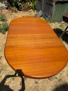Bauman round extendable table for 10/12 people.