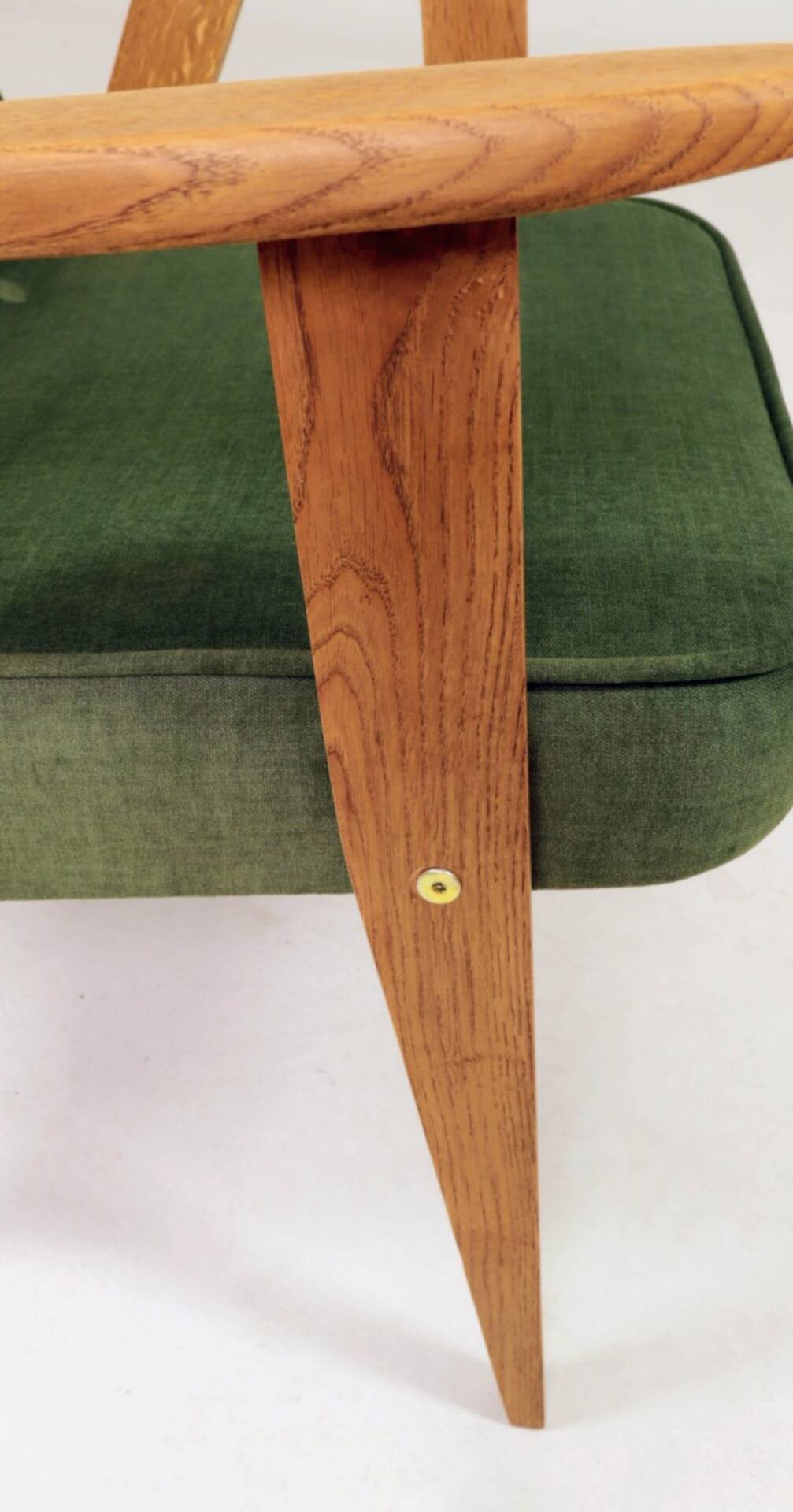 Paire de fauteuils en chêne clair et tissu vert olive