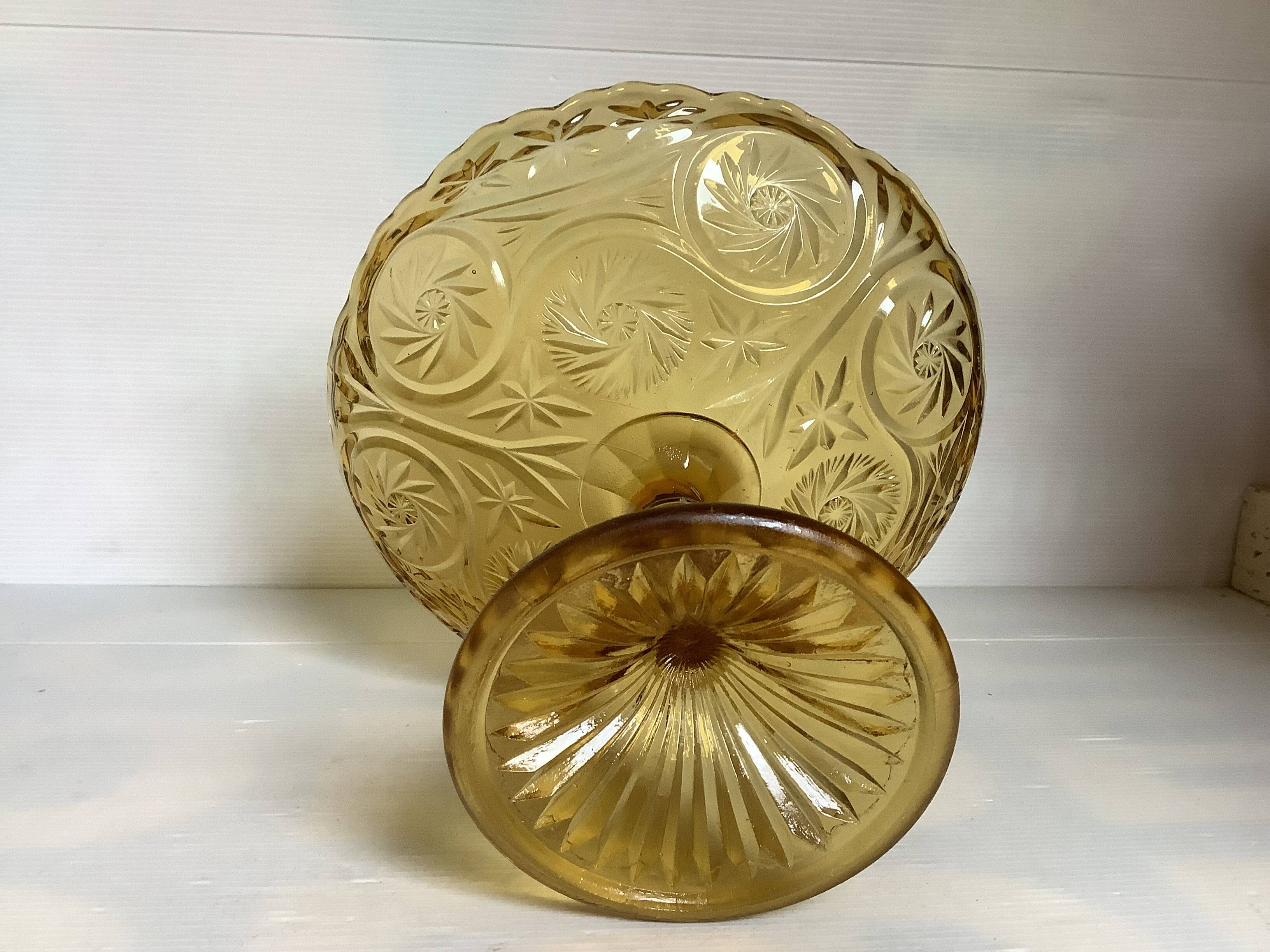 Footed plate sun moulded glass yellow