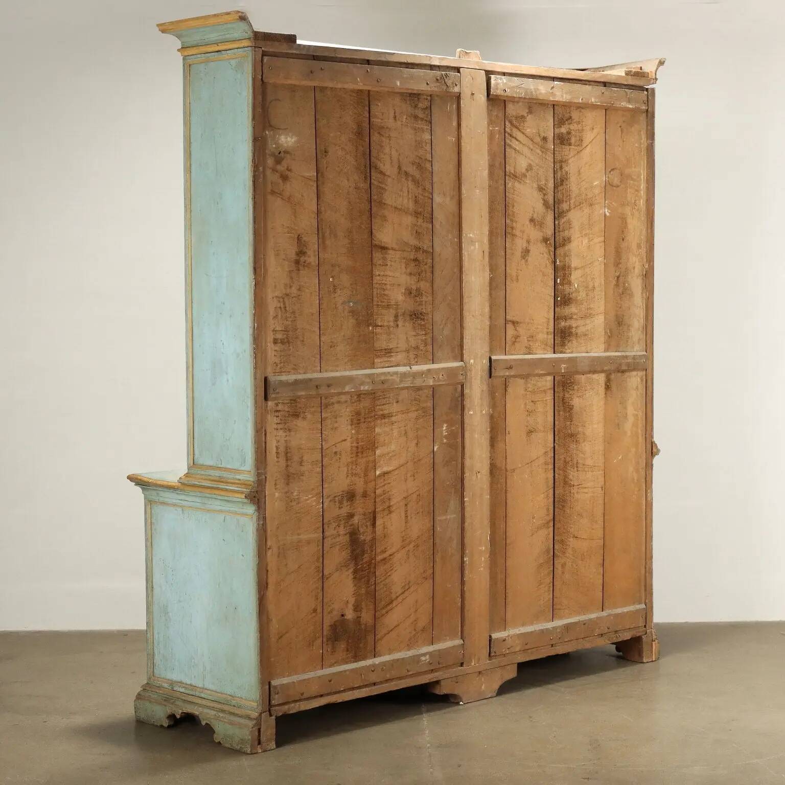 Baroque-style buffet from the mid-18th century in lacquered wood.
