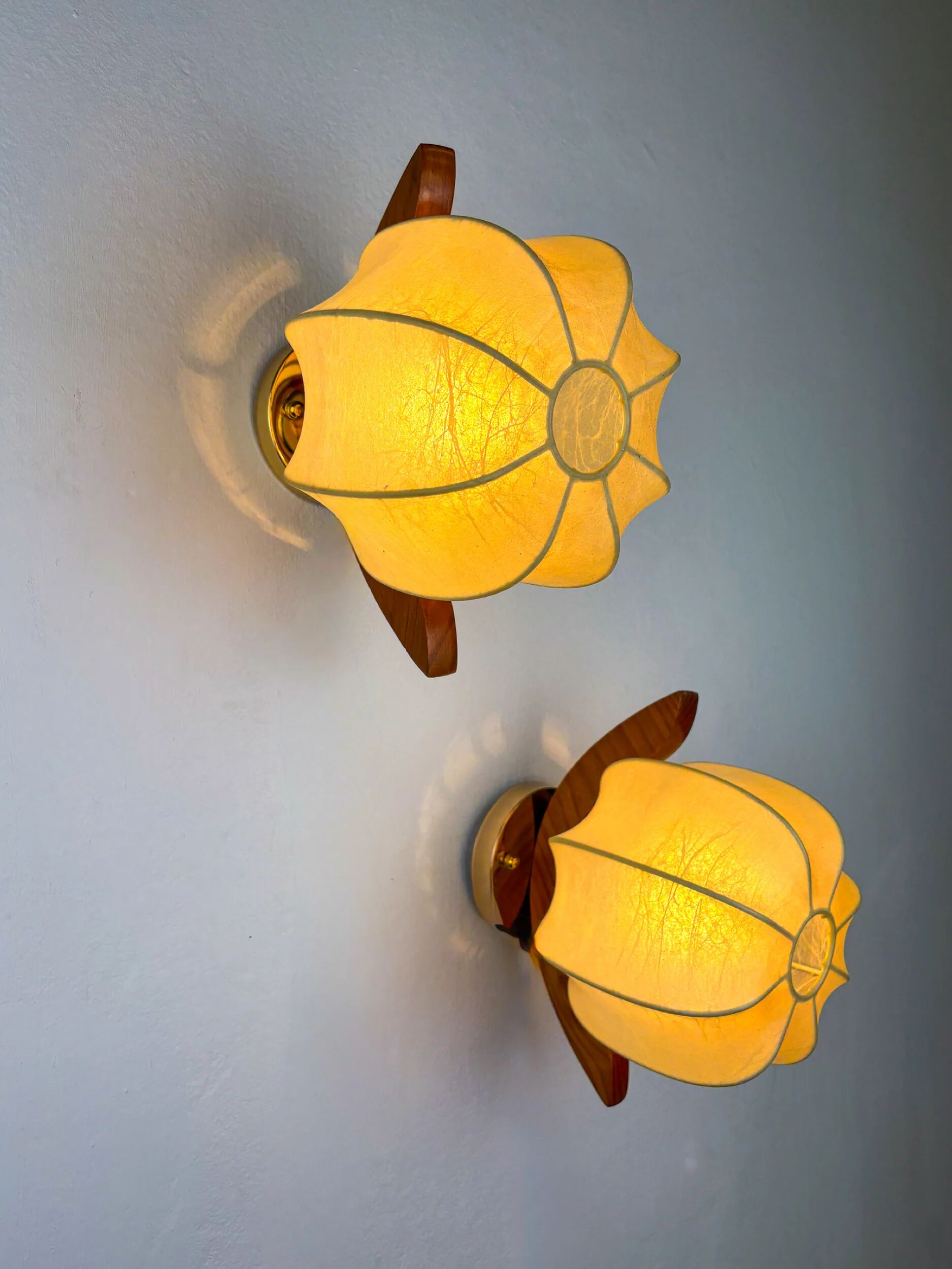 Paire de lampes murales italiennes "Cocoon", en résine et bois de pin, années 1970.