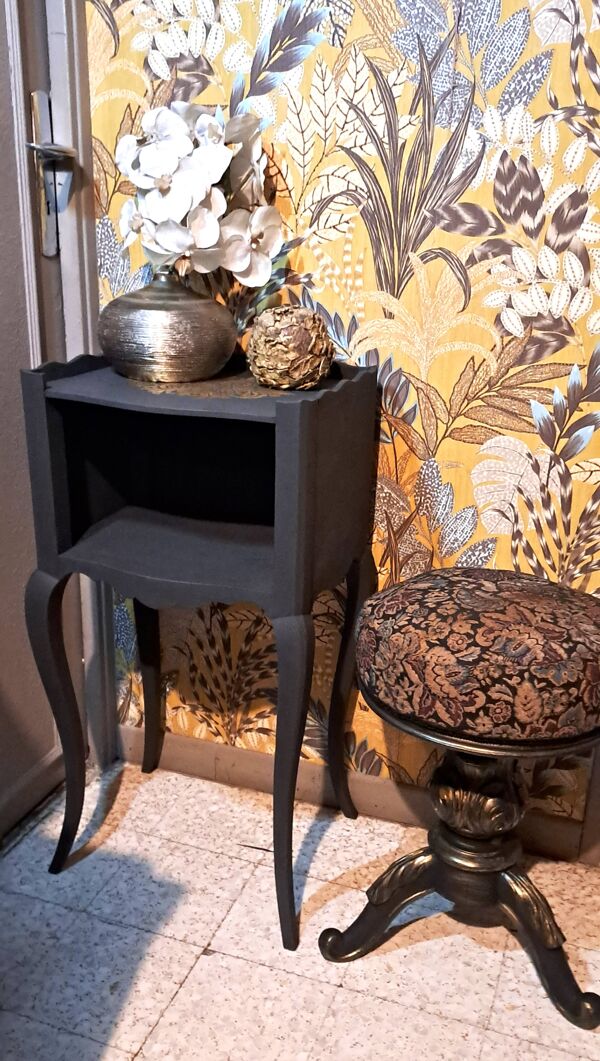 Table de chevet 1930 bois repeint coloris noir rosace dorée
