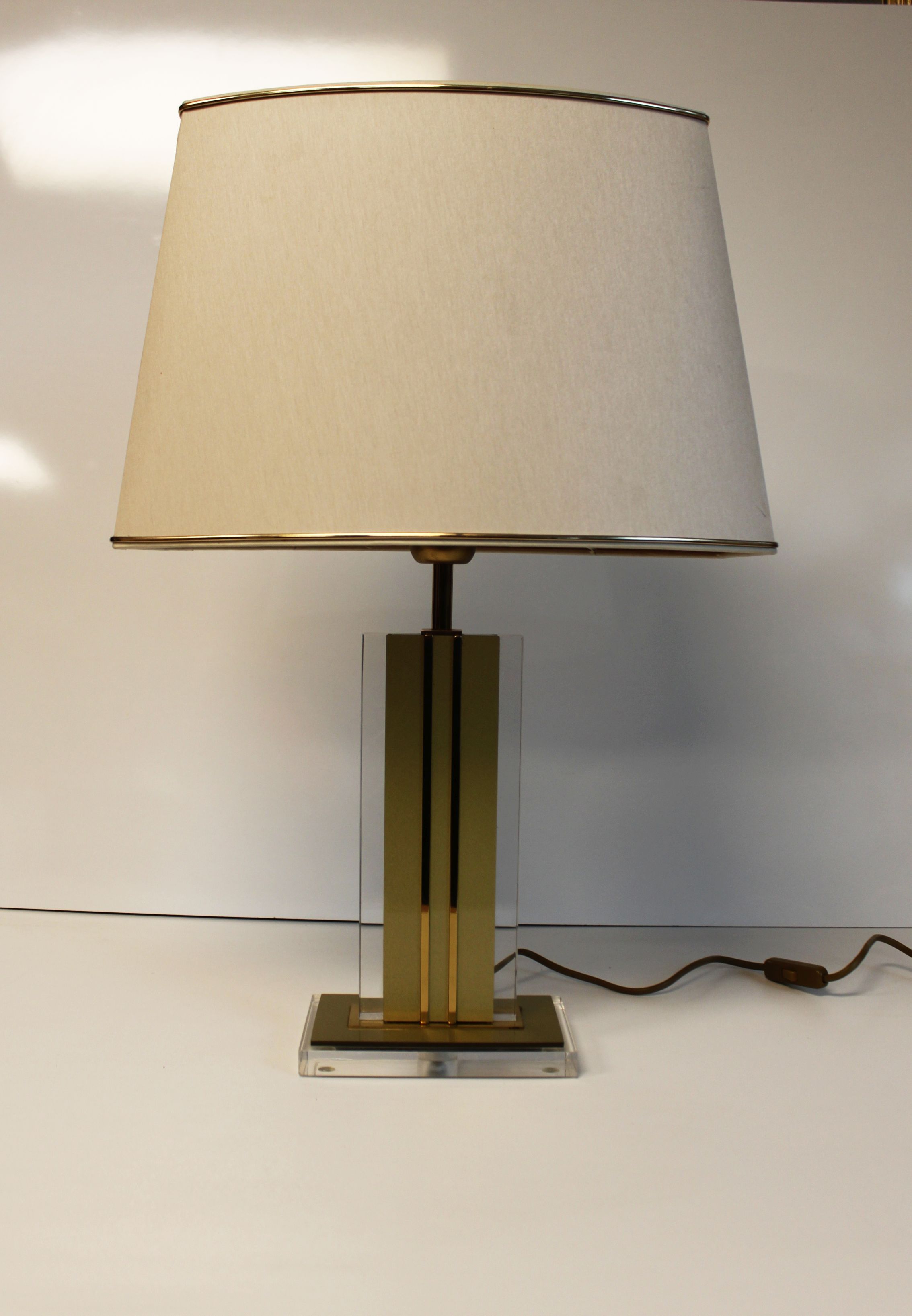 Table lamp in lucite and brass in Hollywood Regency style from the 70s.