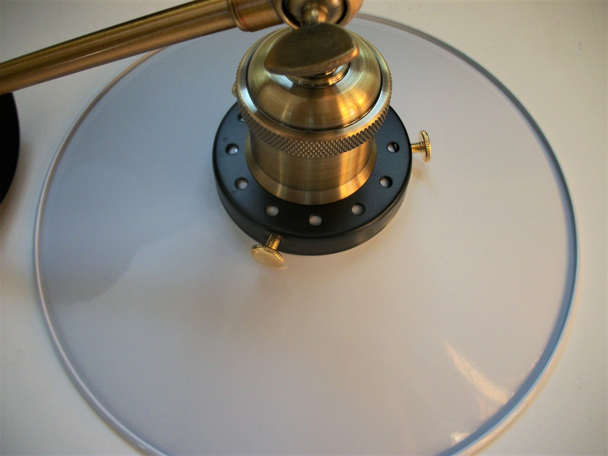 Pair of metal wall lamps in black and white color