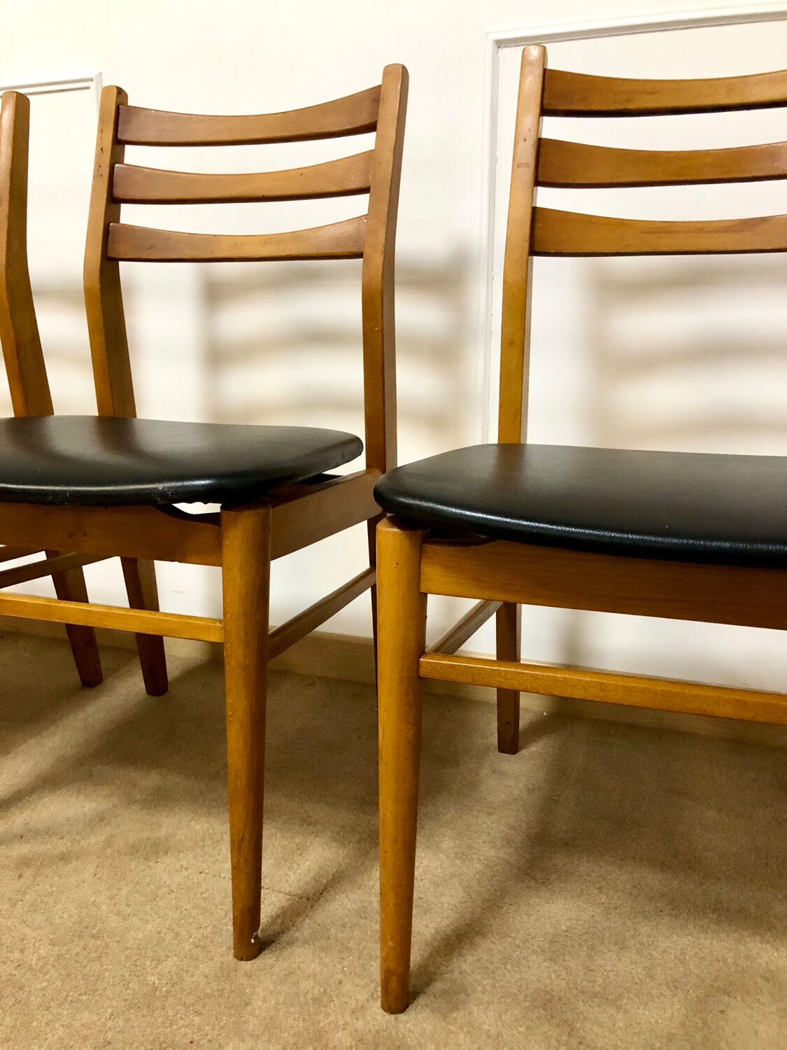 4 Scandinavian chairs seated skaï