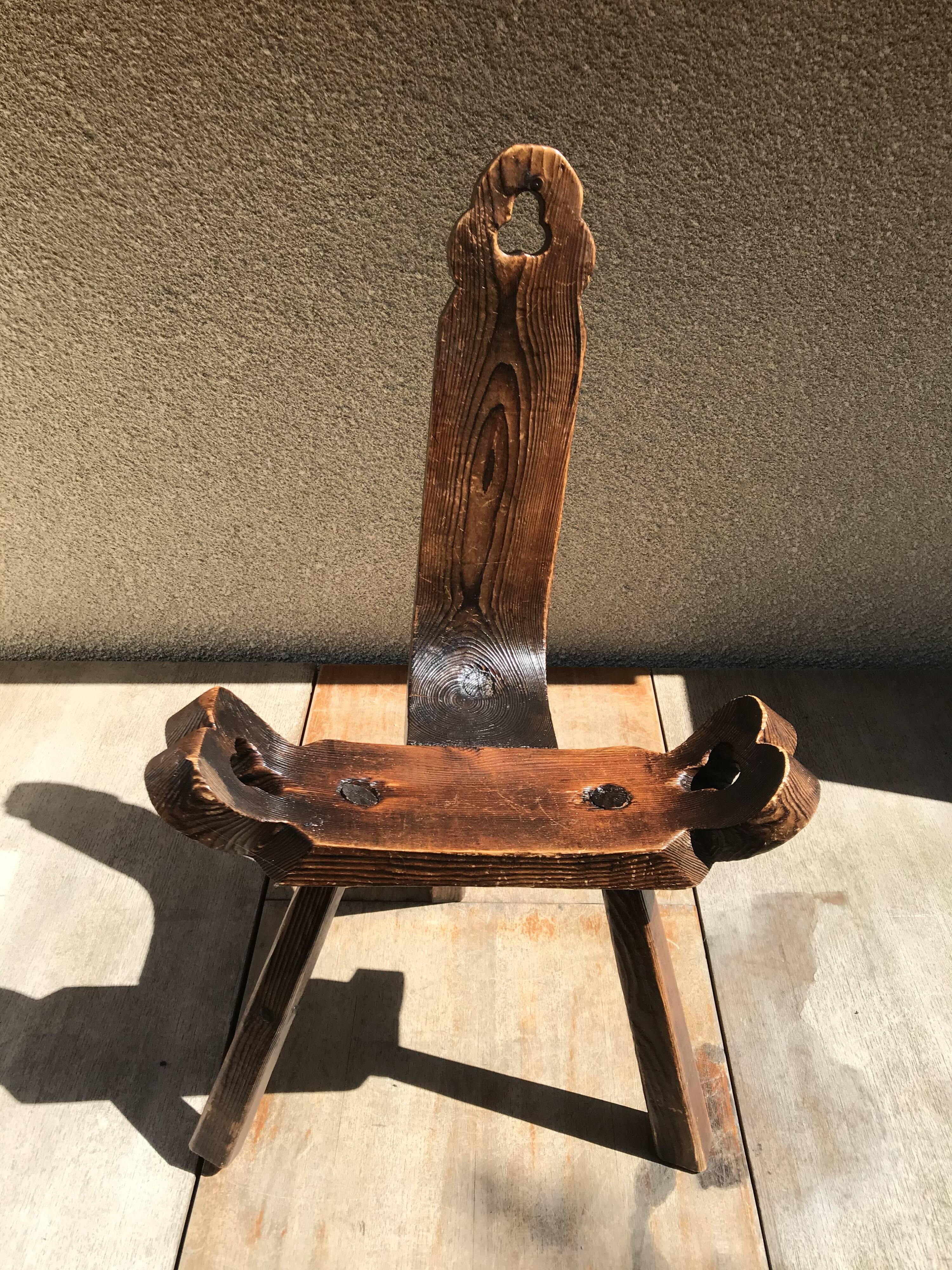 Chaise tripode bois sculpté vintage