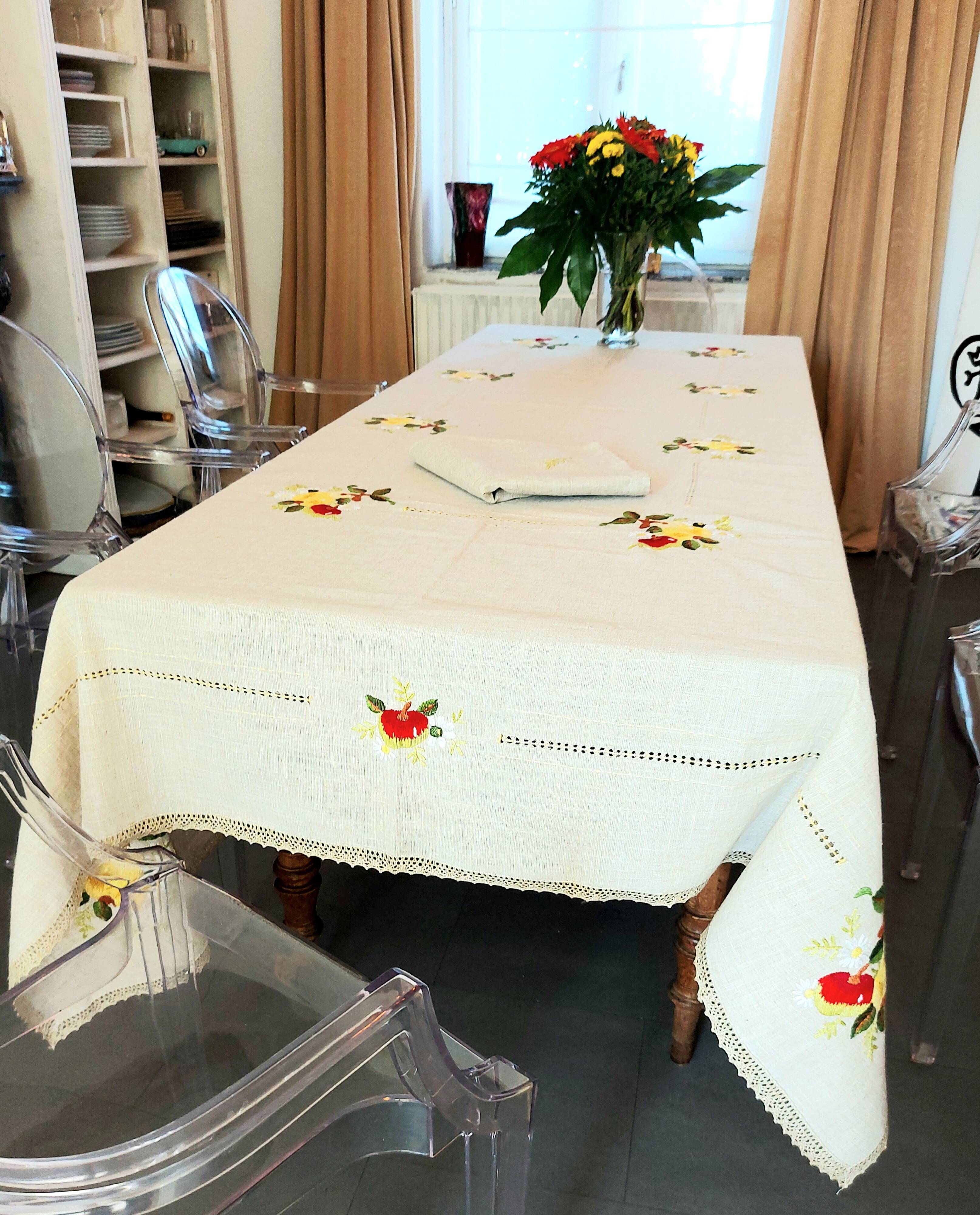 Vintage tablecloth set and 10 fine embroidered linen napkins, 270x165.