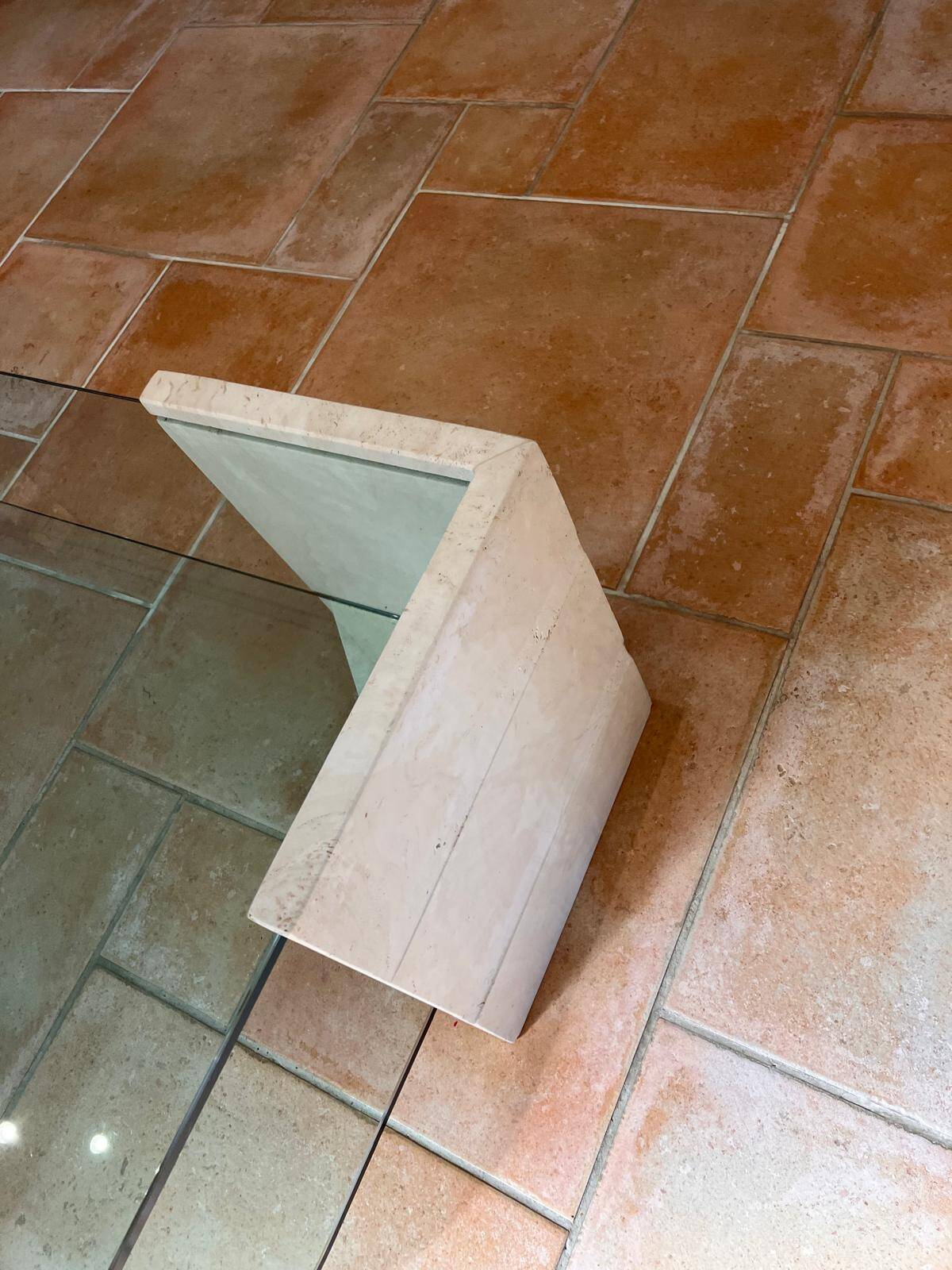 Table basse vintage en travertin et verre – Années 1970/1980