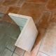 Table basse vintage en travertin et verre – Années 1970/1980
