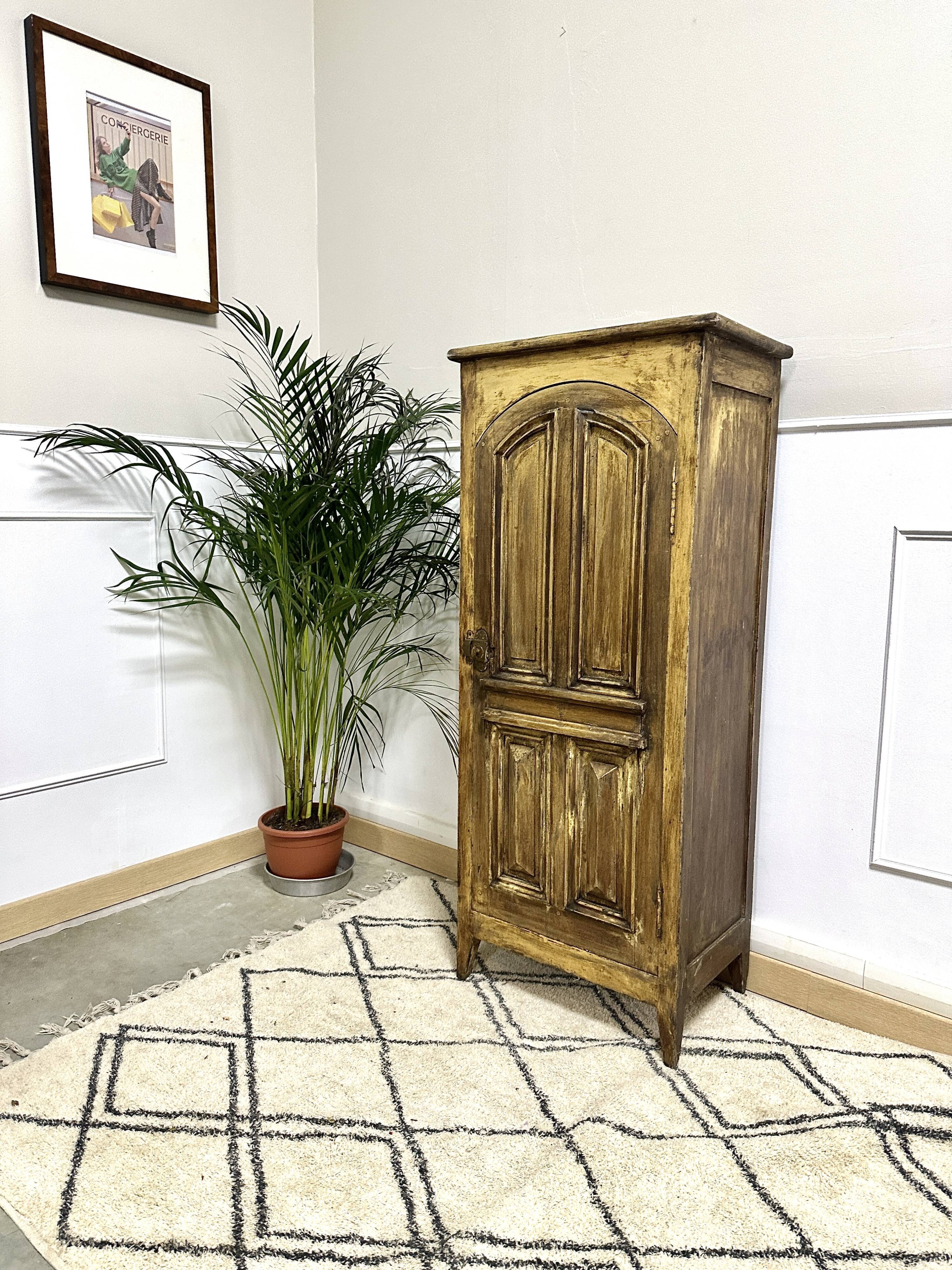 Small Parisian wardrobe