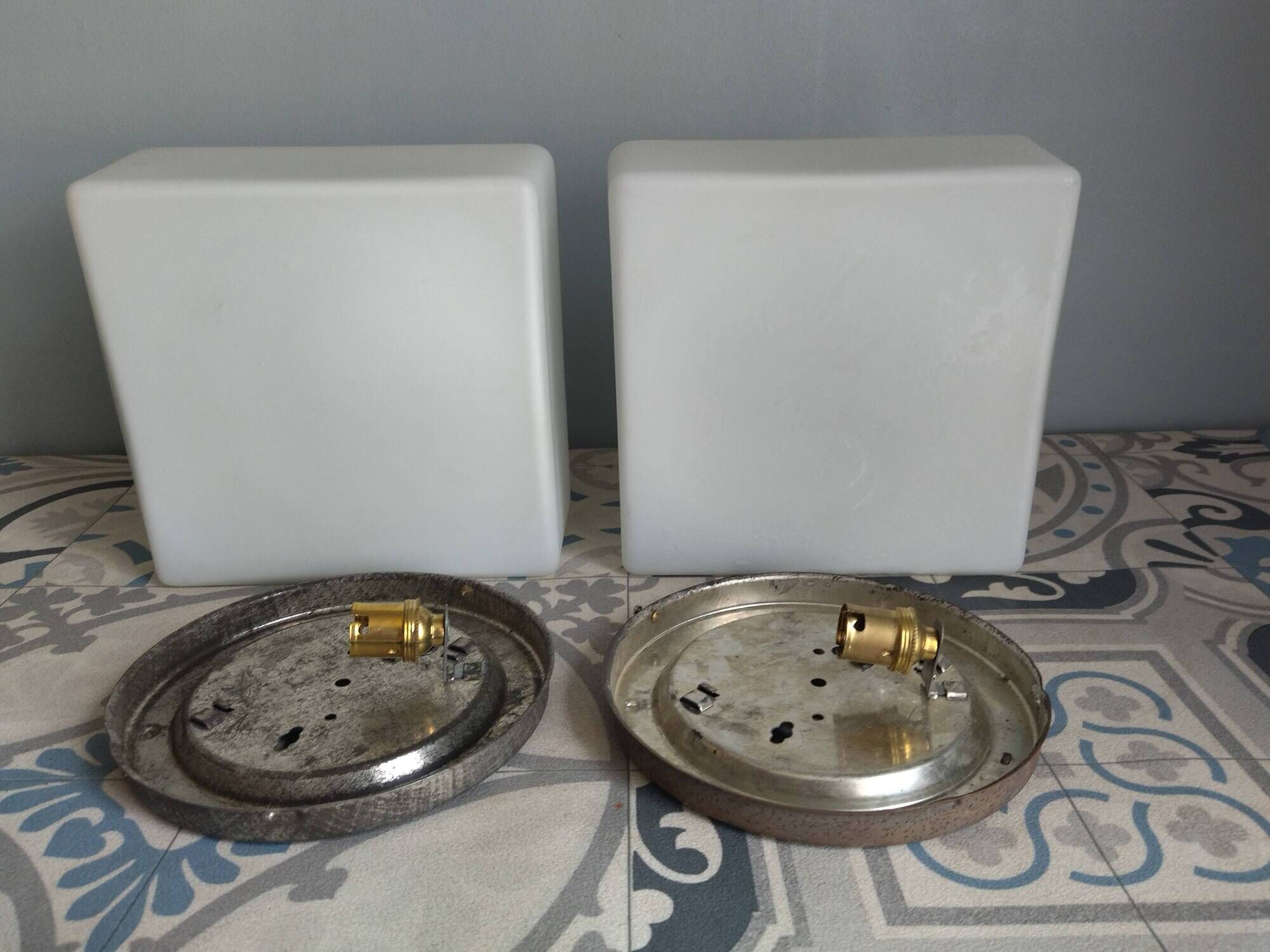 Paire d'appliques/plafonniers carrés  en opaline mate vintage