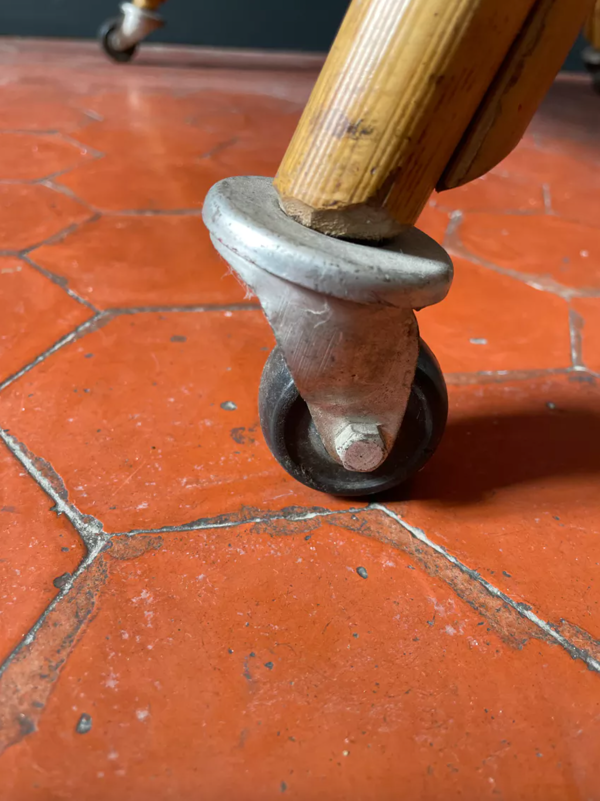 Table roulante présentoir en rotin