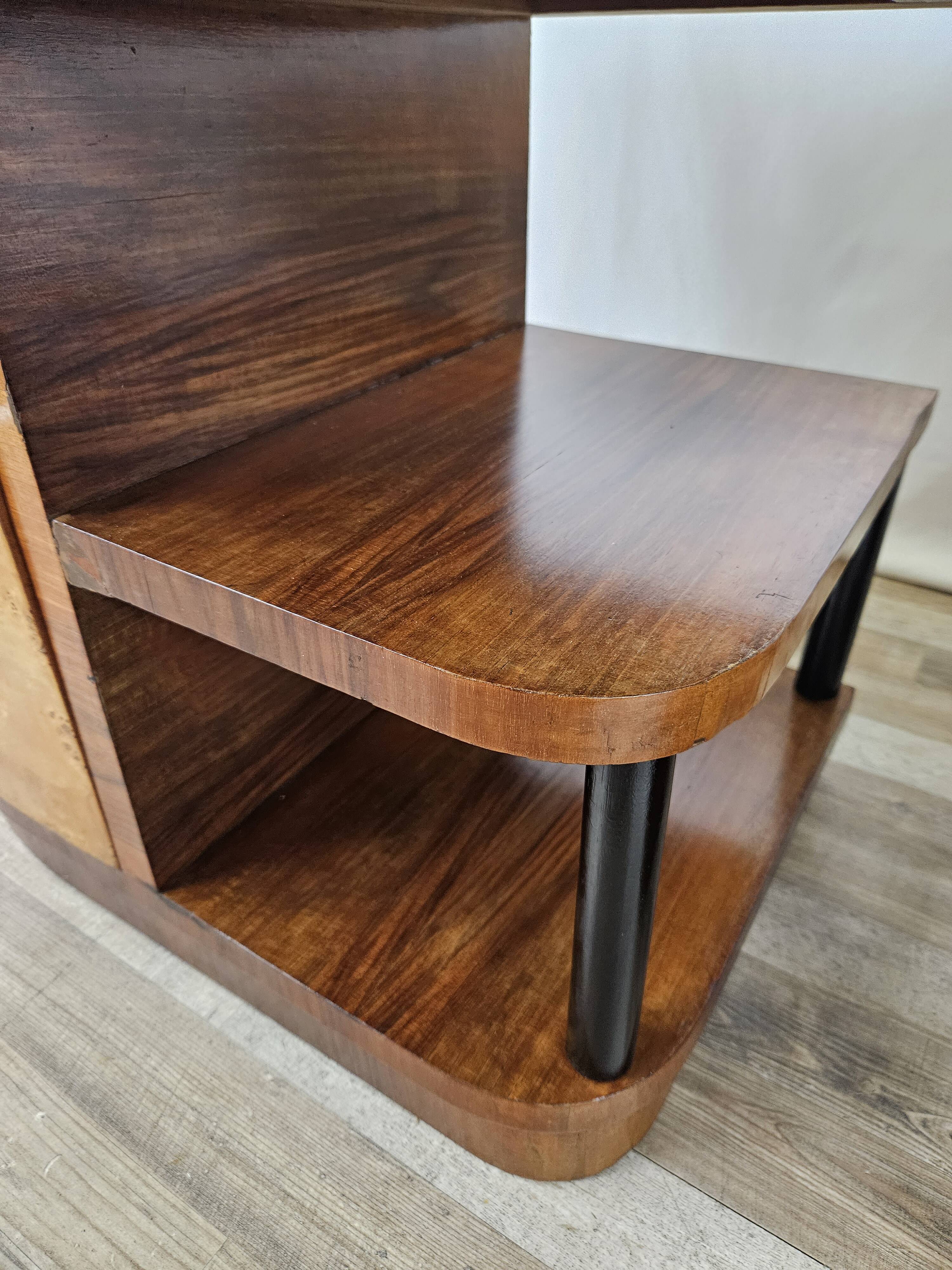 Pair of Art Decò bedside tables in walnut and thuja