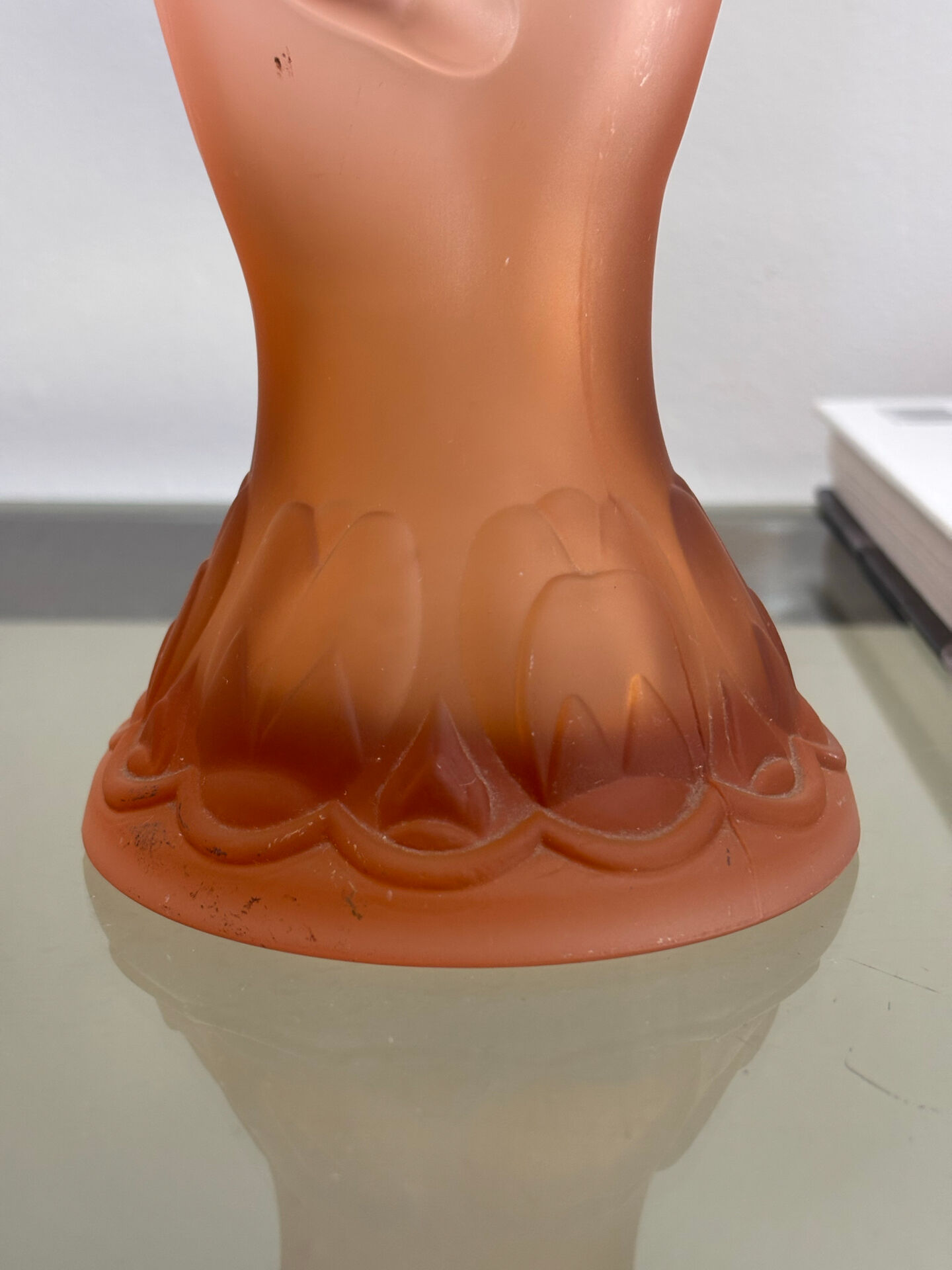 Vase en verre rose Art Déco