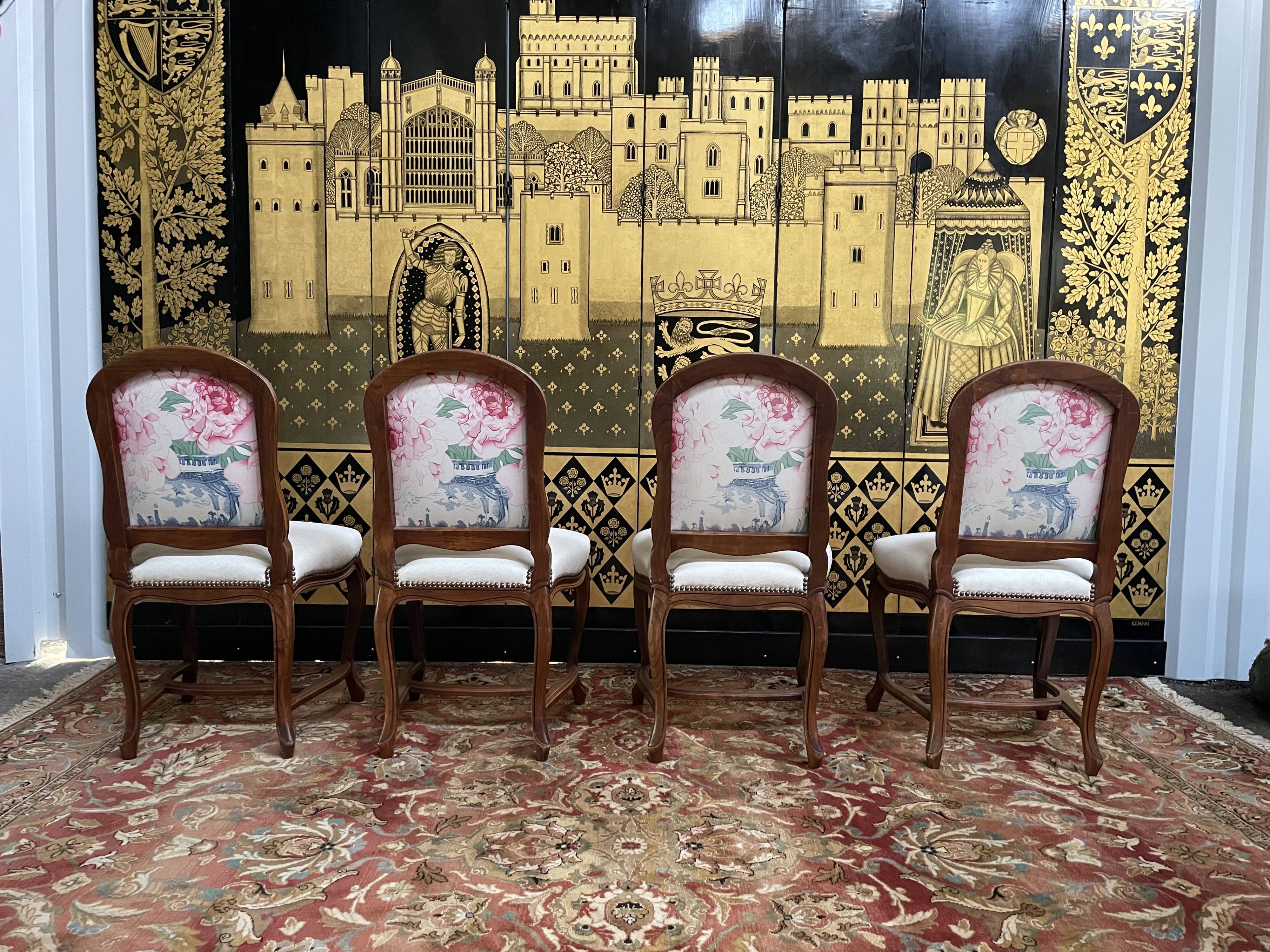 Suite de 4 chaises de style Louis XV