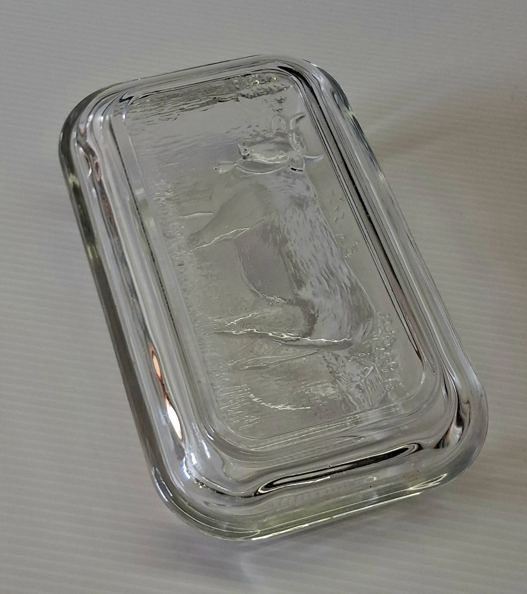 Very nice glass butter dish from Arcoroc in very good condition.