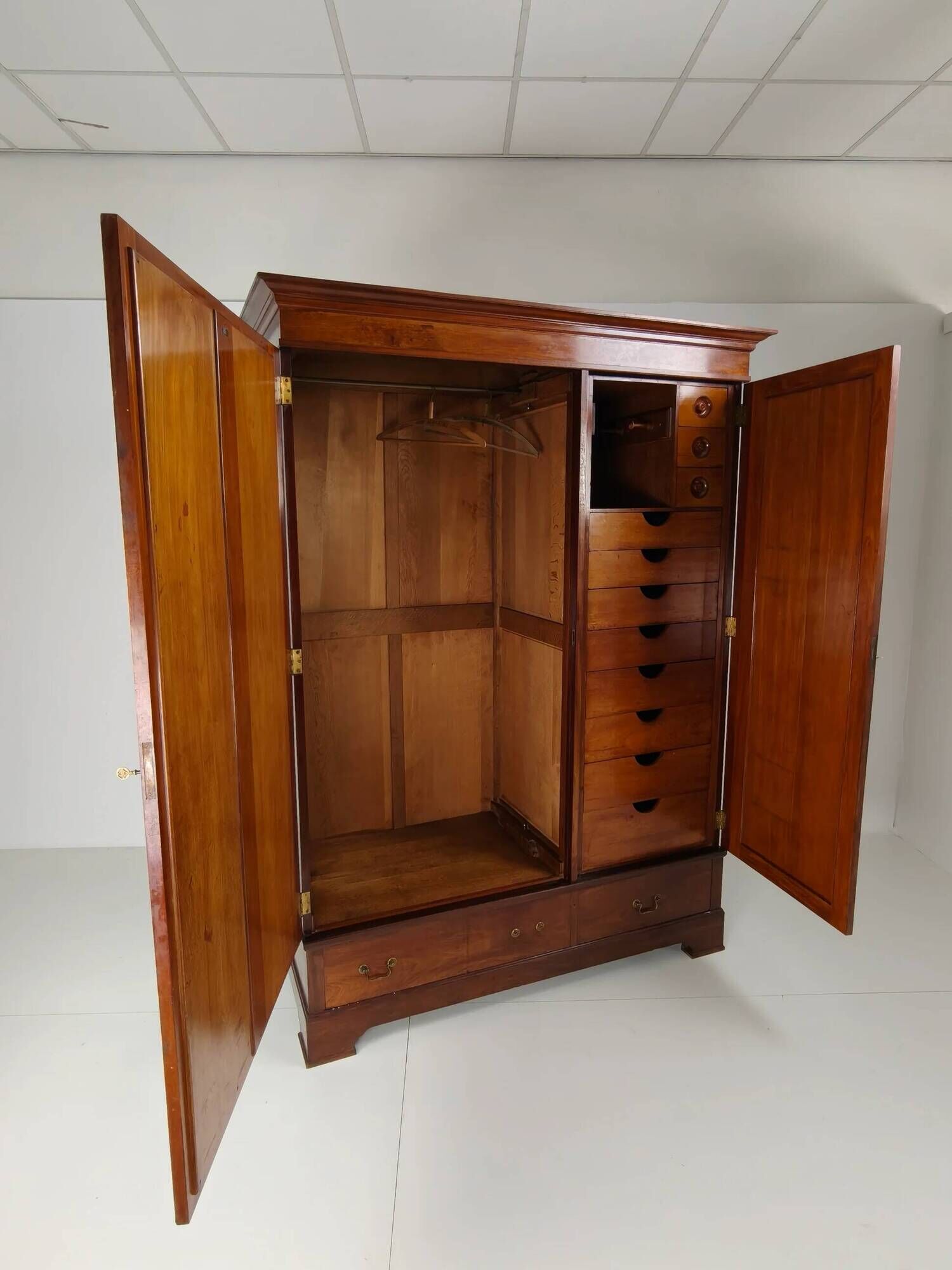 High-quality late 19th-century mahogany wardrobe by H. Pander & Zonen