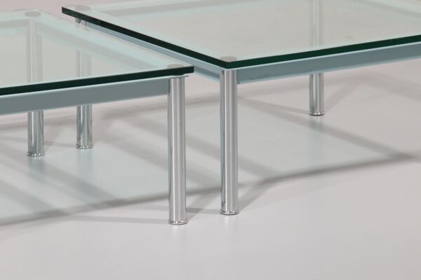 Table basse Cassina LC-10 par Le Corbusier – édition rare en verre bleu clair