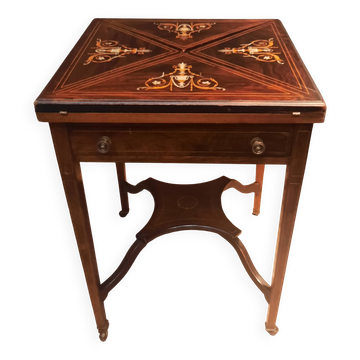"Handkerchief" game table