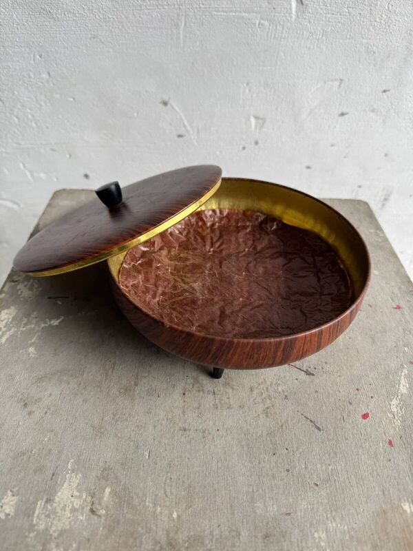 Boîte vintage des années 1960, style milieu du siècle, en métal brun effet teck avec couvercle et doublure dorée