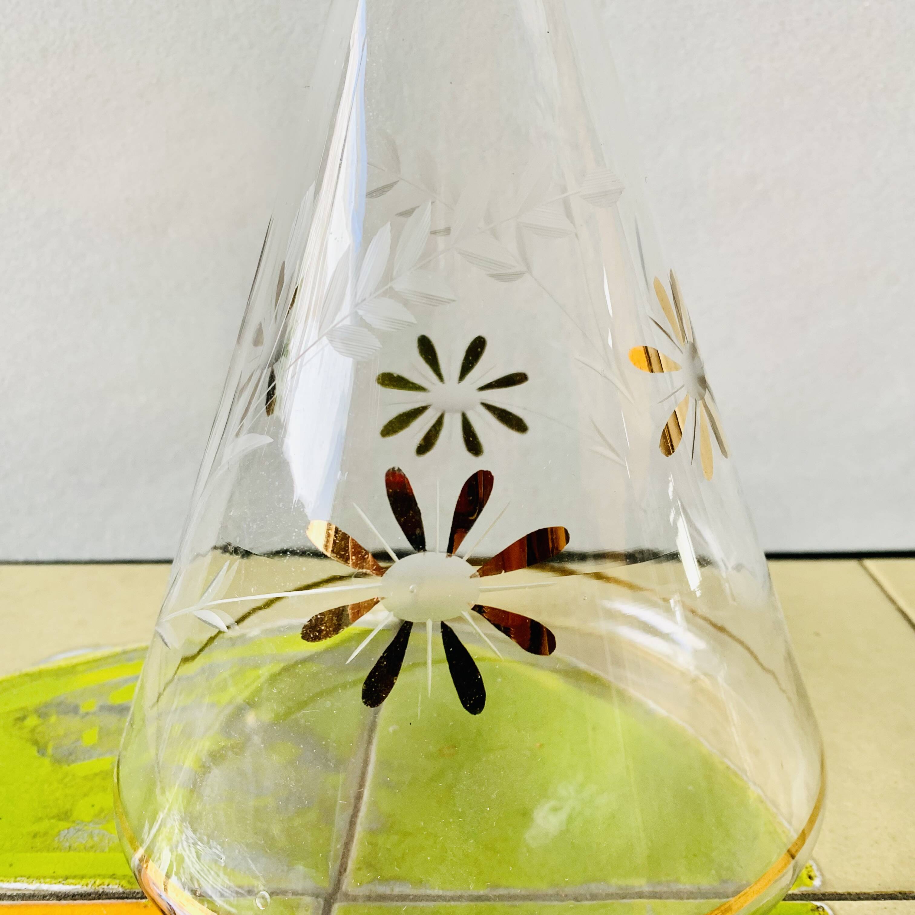 Ancienne carafe à liqueur en verre avec fleurs incrustées et dorures