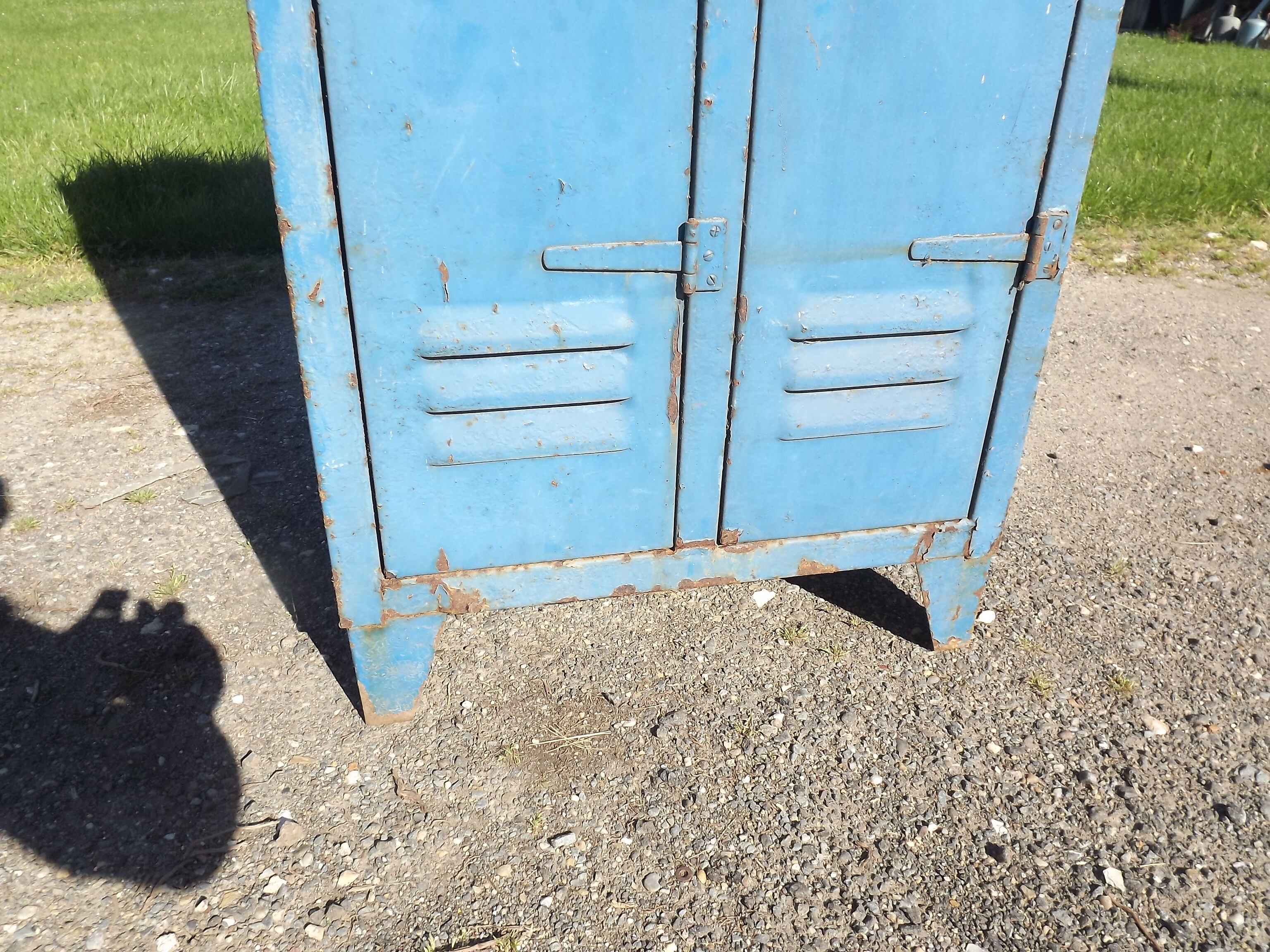 Industrial iron dressing cabinet