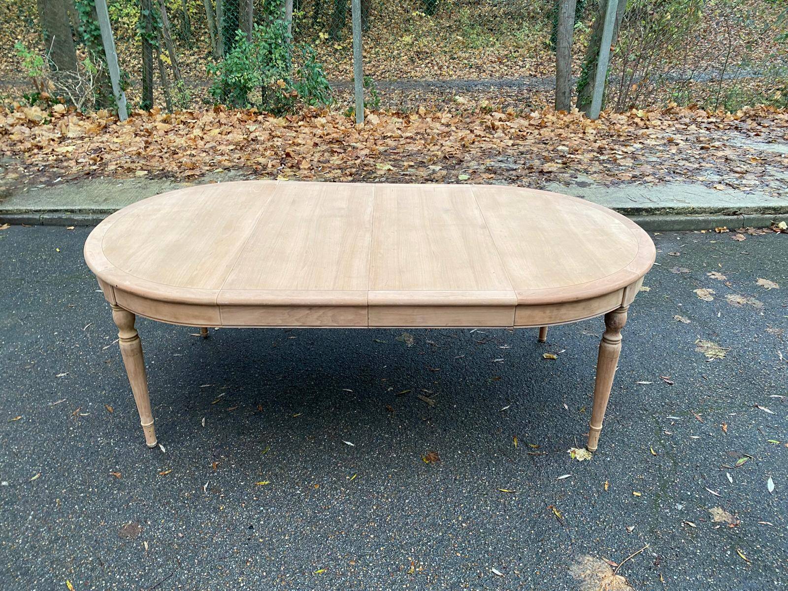 Louis Philippe round extendable dining table, restored, 19th century, 210cm