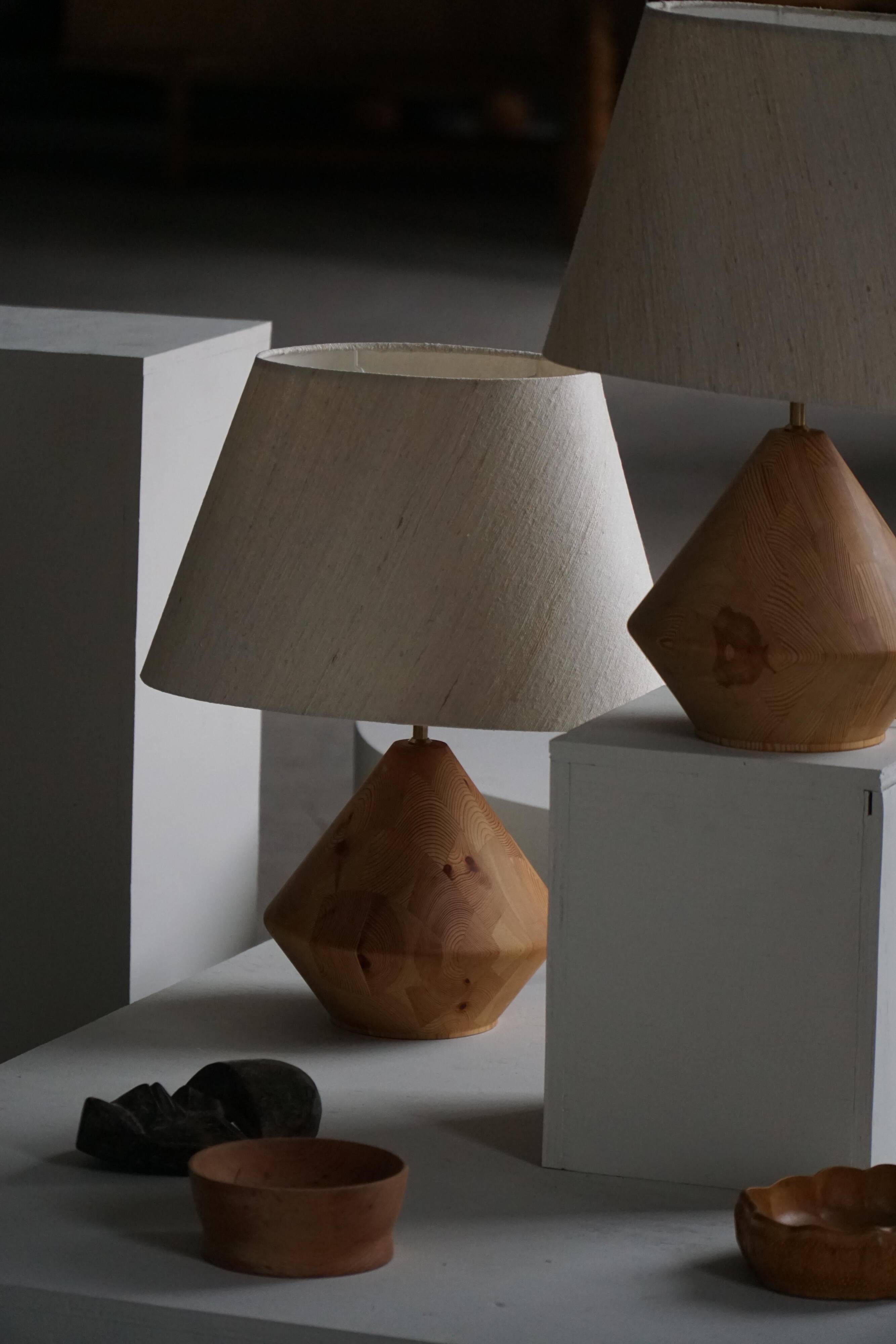 Sculptural Danish modern table lamp in wood by Kirk, 1980s.