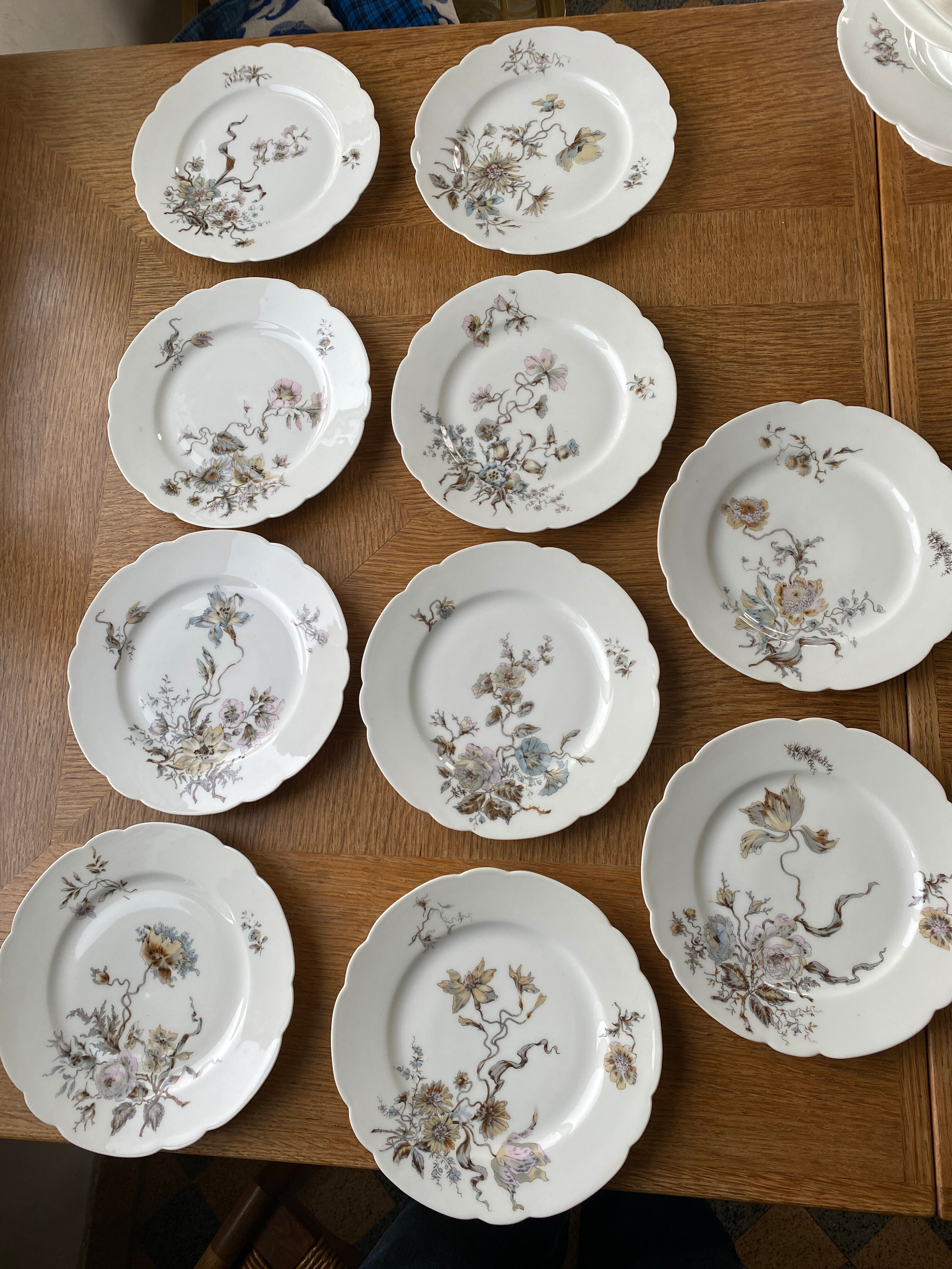 Porcelain crockery service