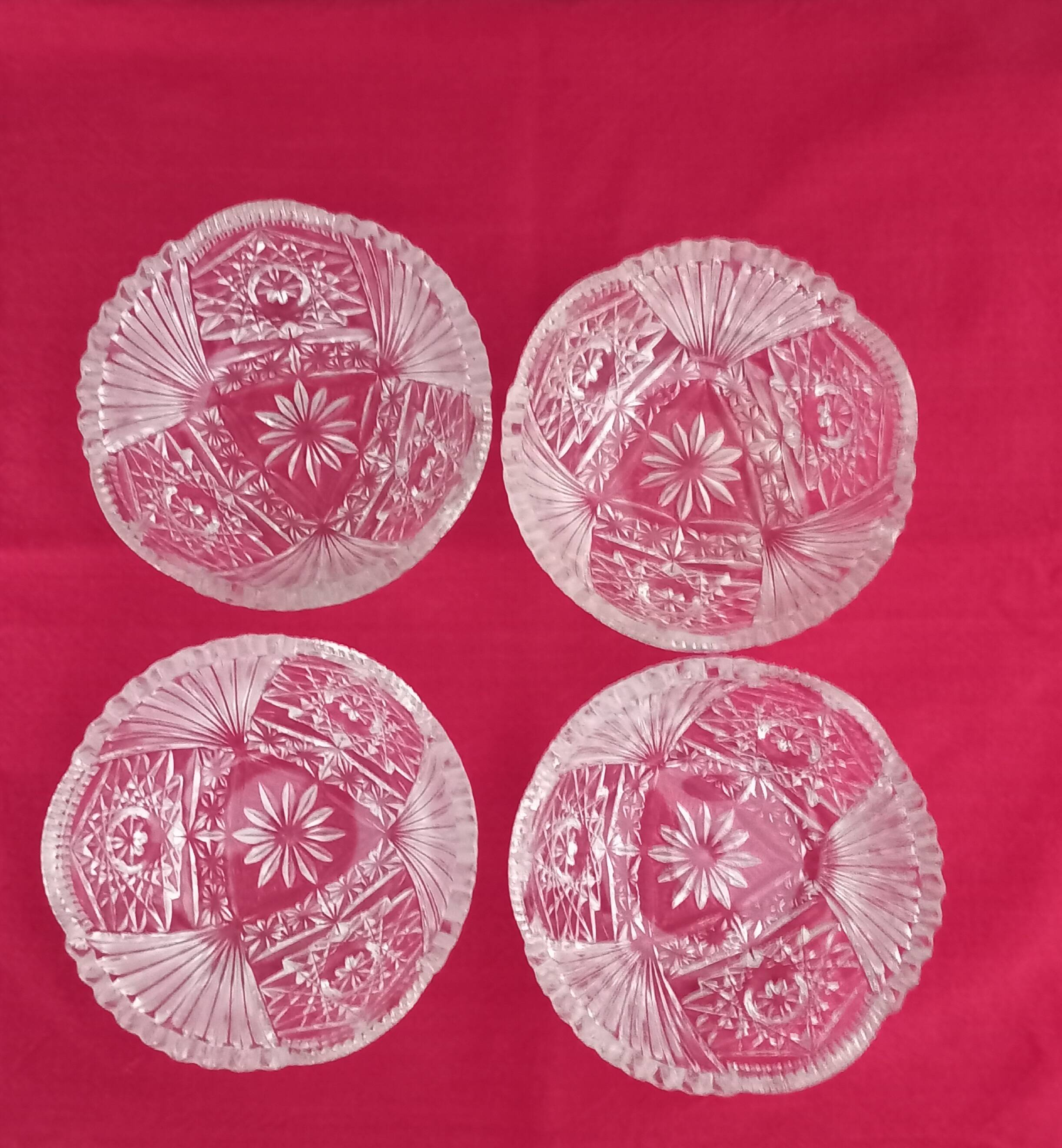 4 chiseled molded glass dessert bowls