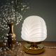 Lampe à poser globe vintage en opaline blanche