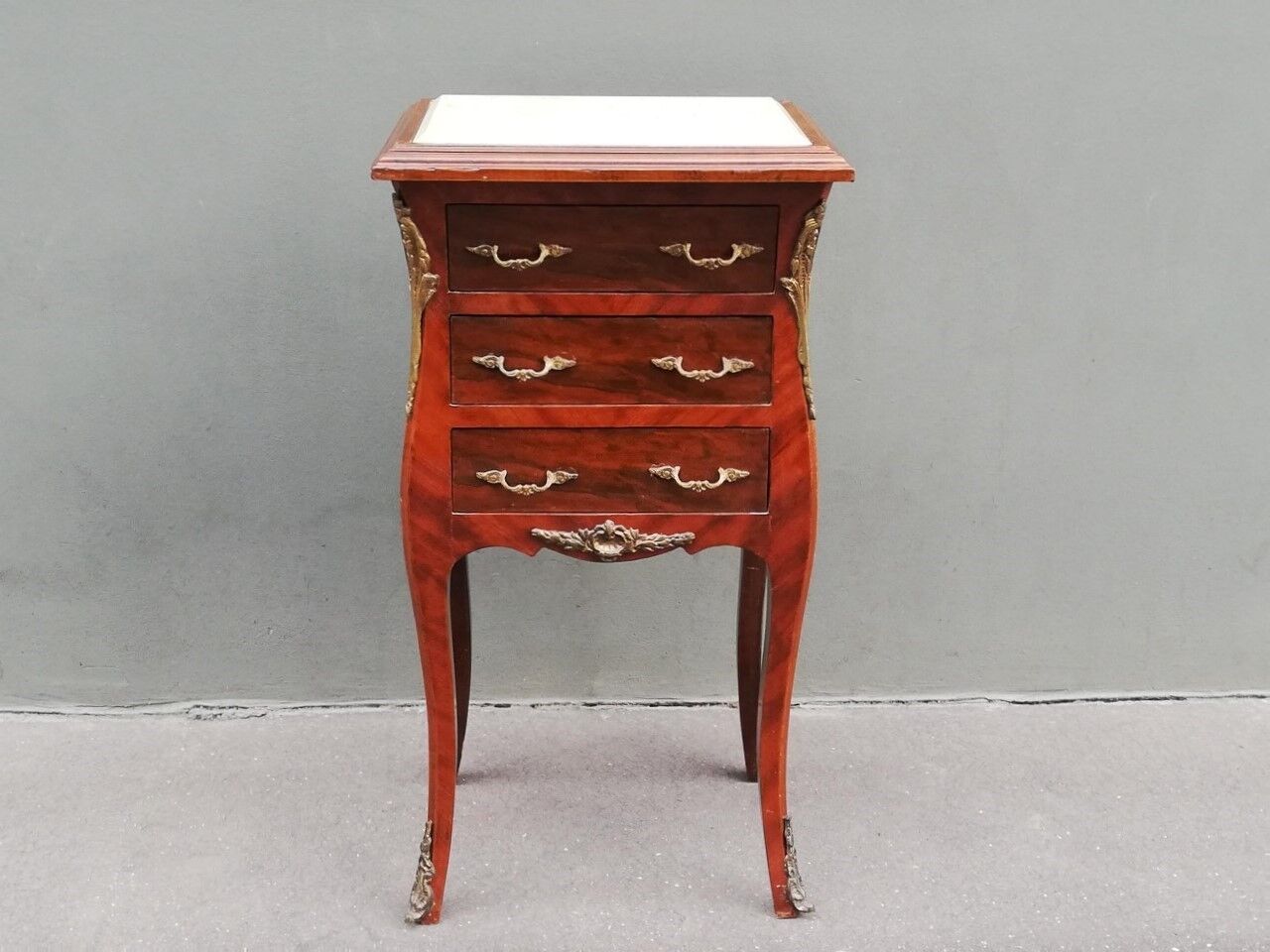 Table de nuit de style louis xv