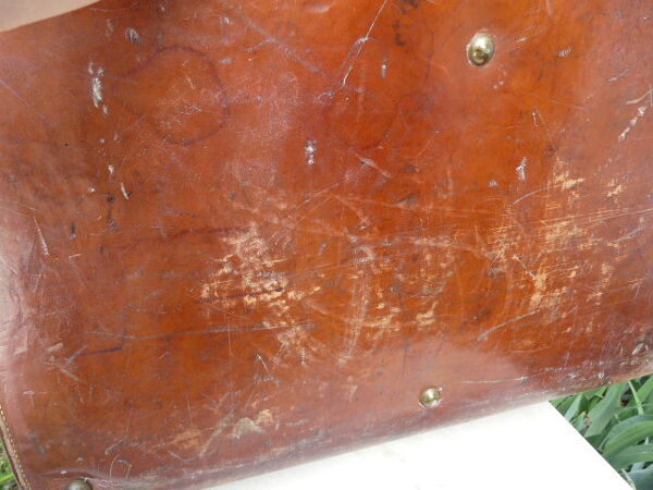 Ancienne valise de voyage cuir monogrammée et couronne baronnie