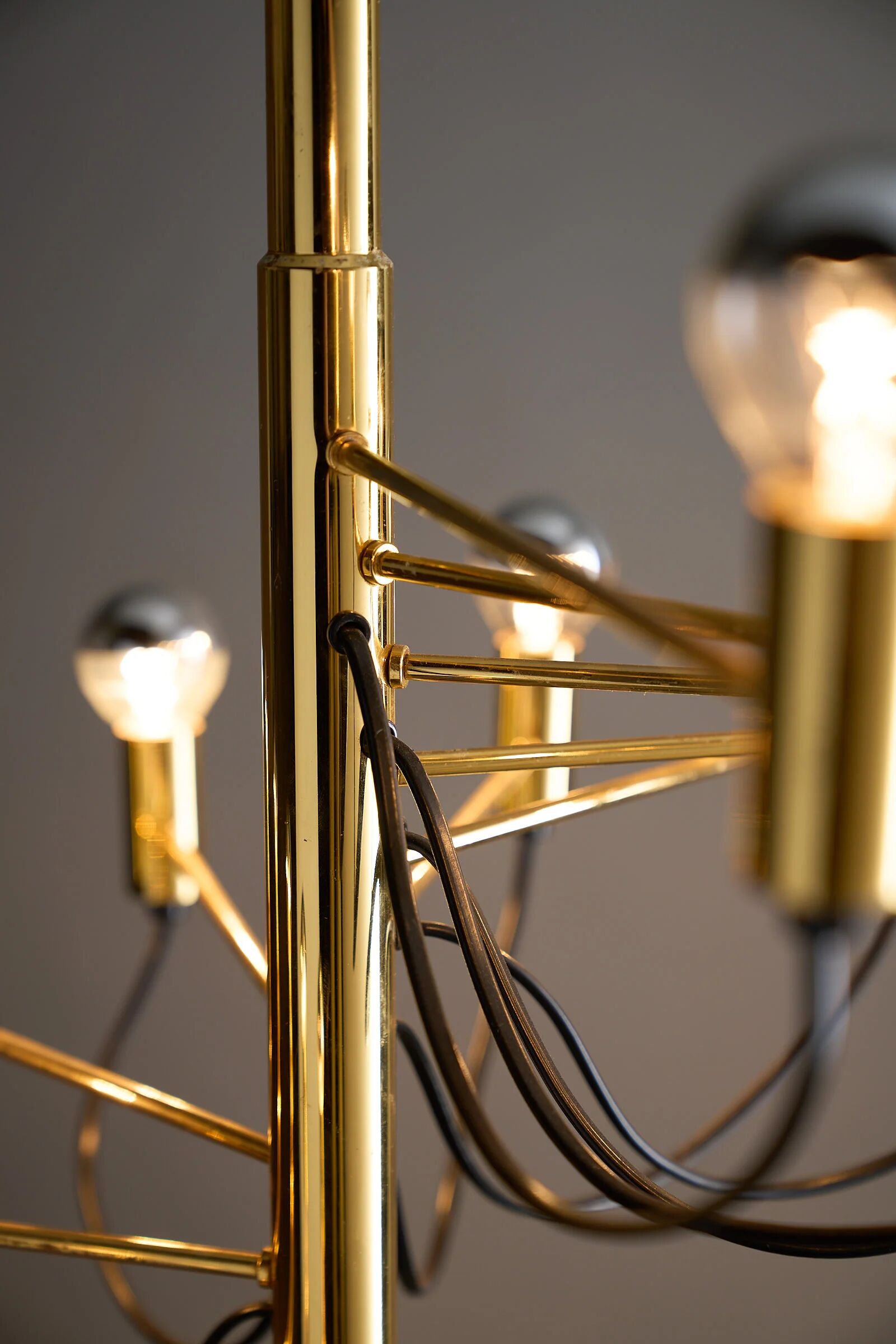 Large sculptural floor lamp executed in the style of Gino Sarfatti