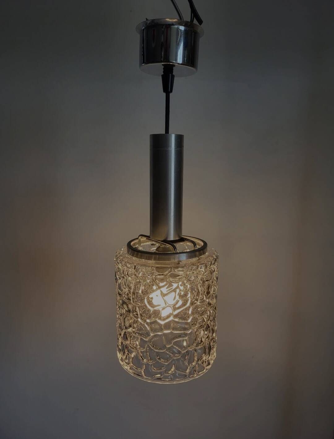 Lampe à suspension vintage avec capuchon en verre et relief, Chrome afwerking, jaren 60