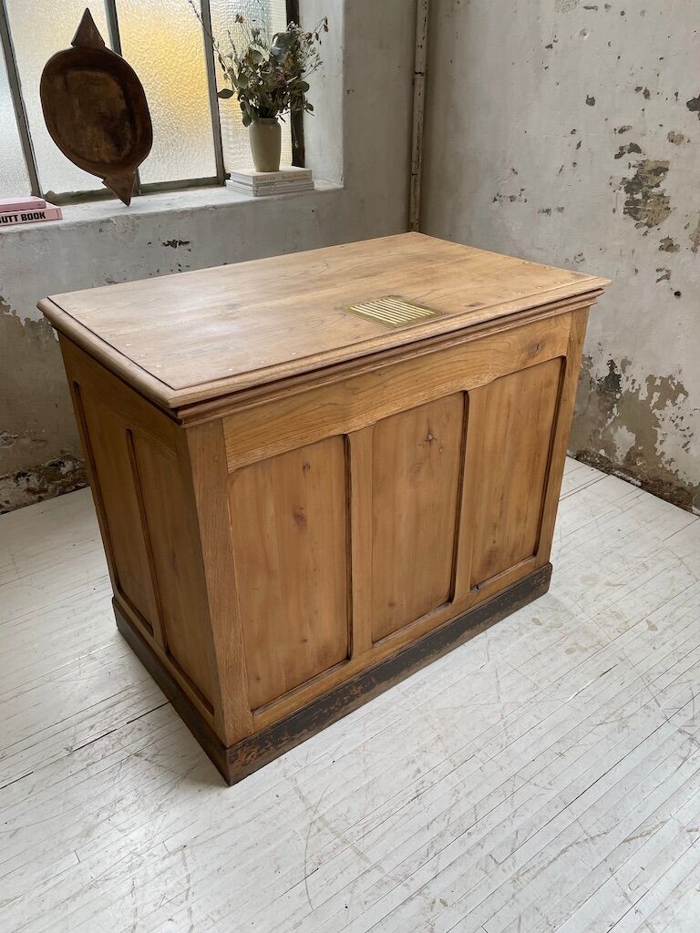 Early 20th century oak trade counter