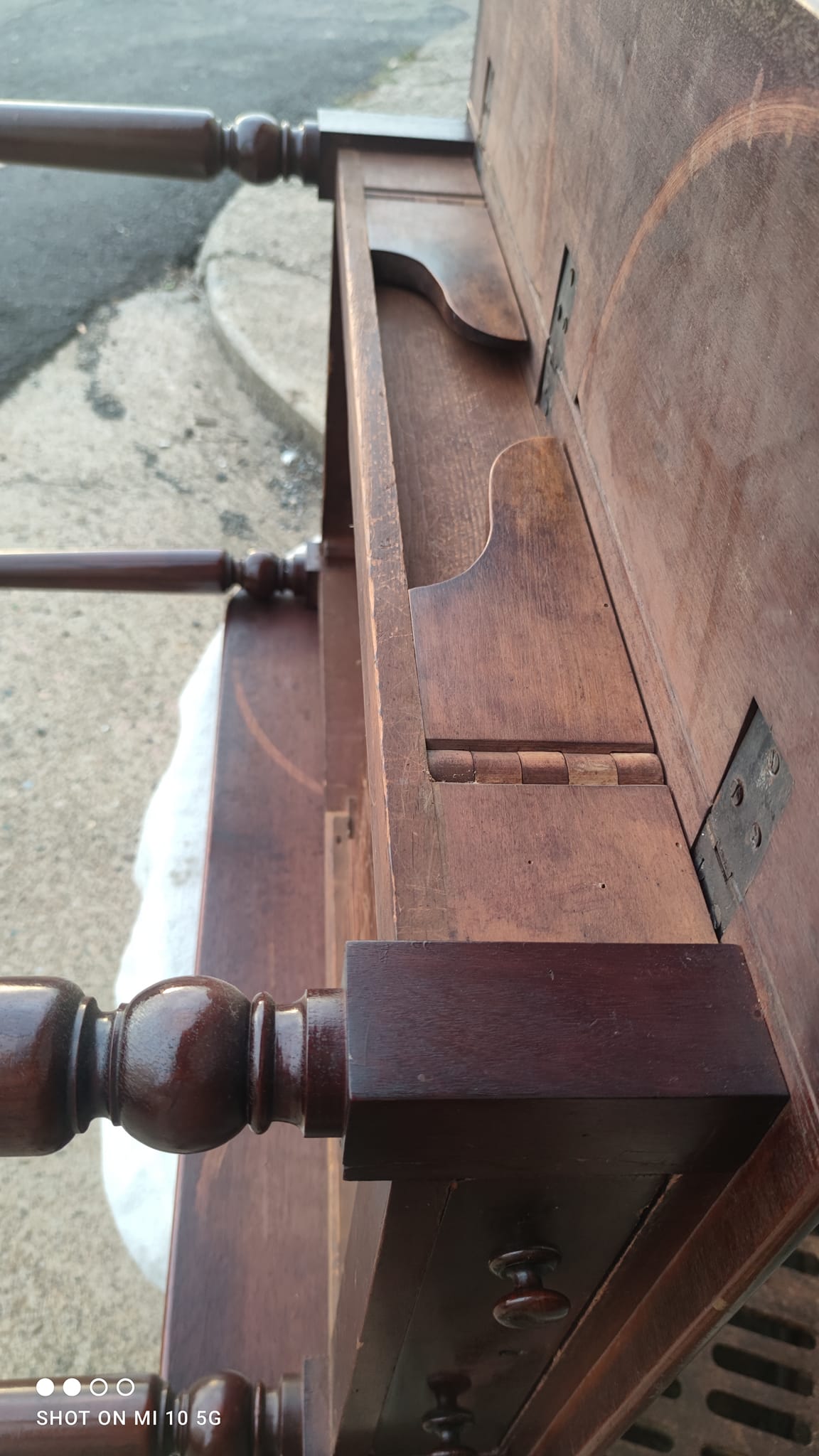 English wing table dating from the mid-19th century