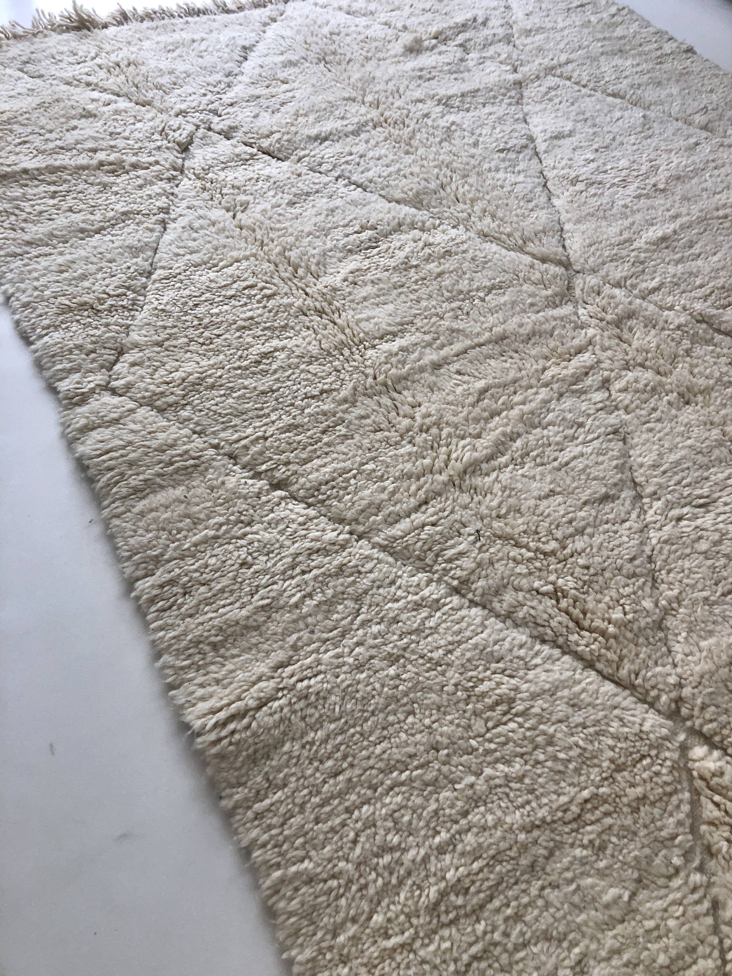 Moroccan Berber carpet Beni Ouarain with diamonds ecrus 2,44x1.61m