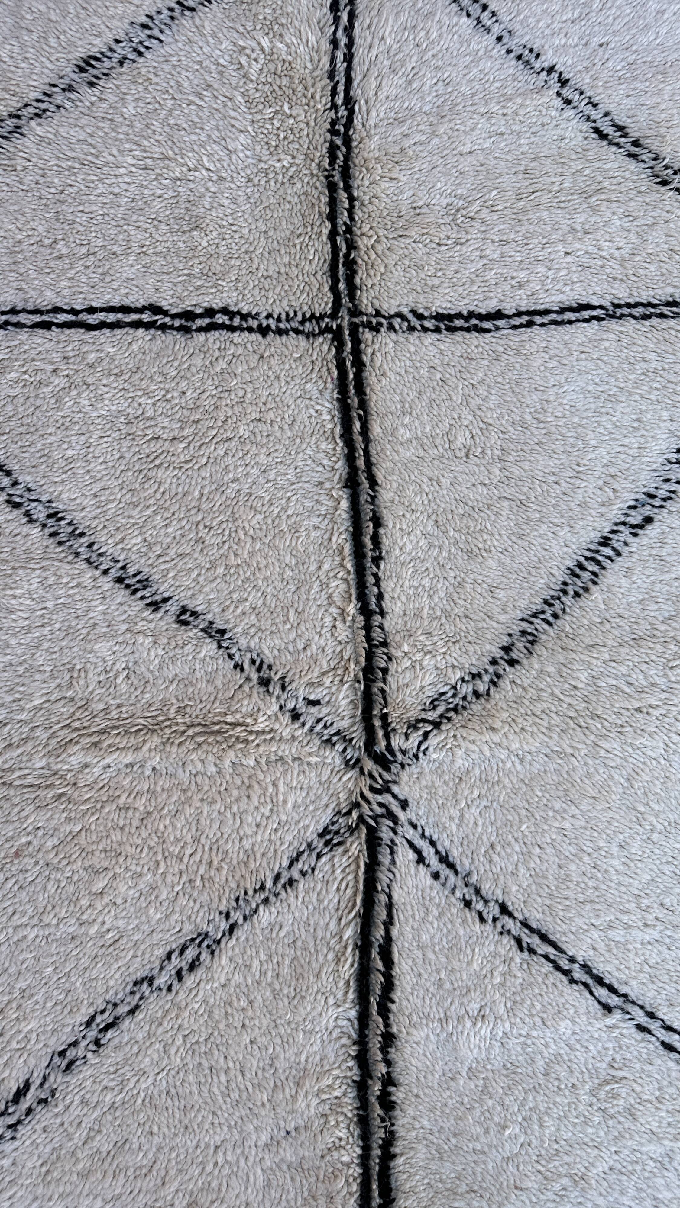 White Marmoucha Moroccan rug - 245 x 154 cm