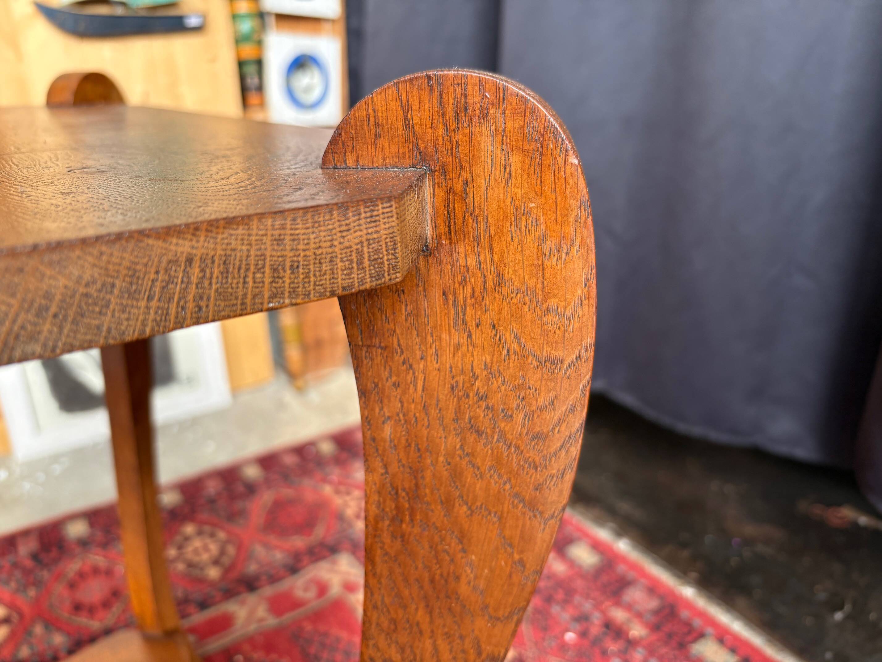 Table d’appoint vintage en chêne courbé – design années 1930-40