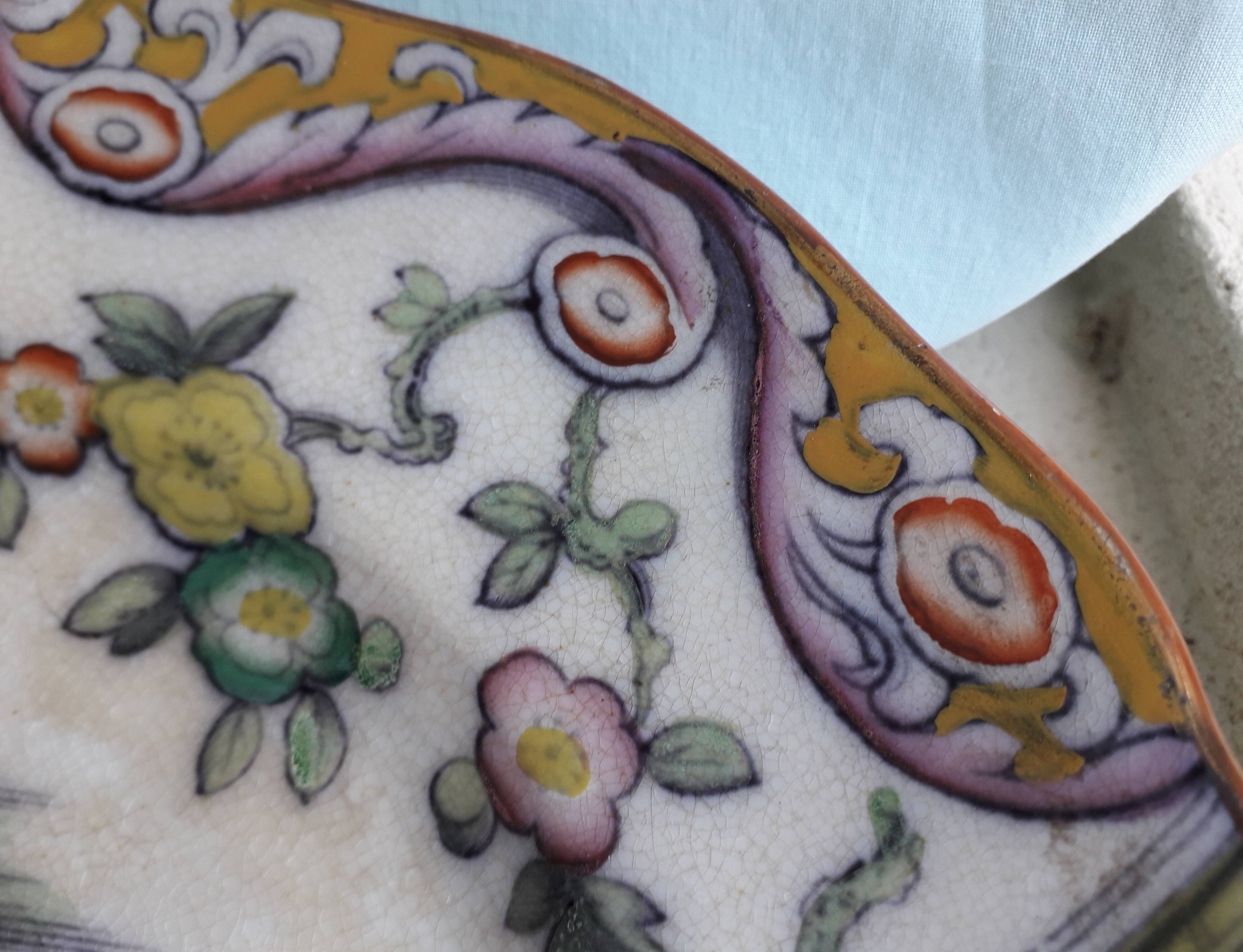 Plat en faience décor japonisant
