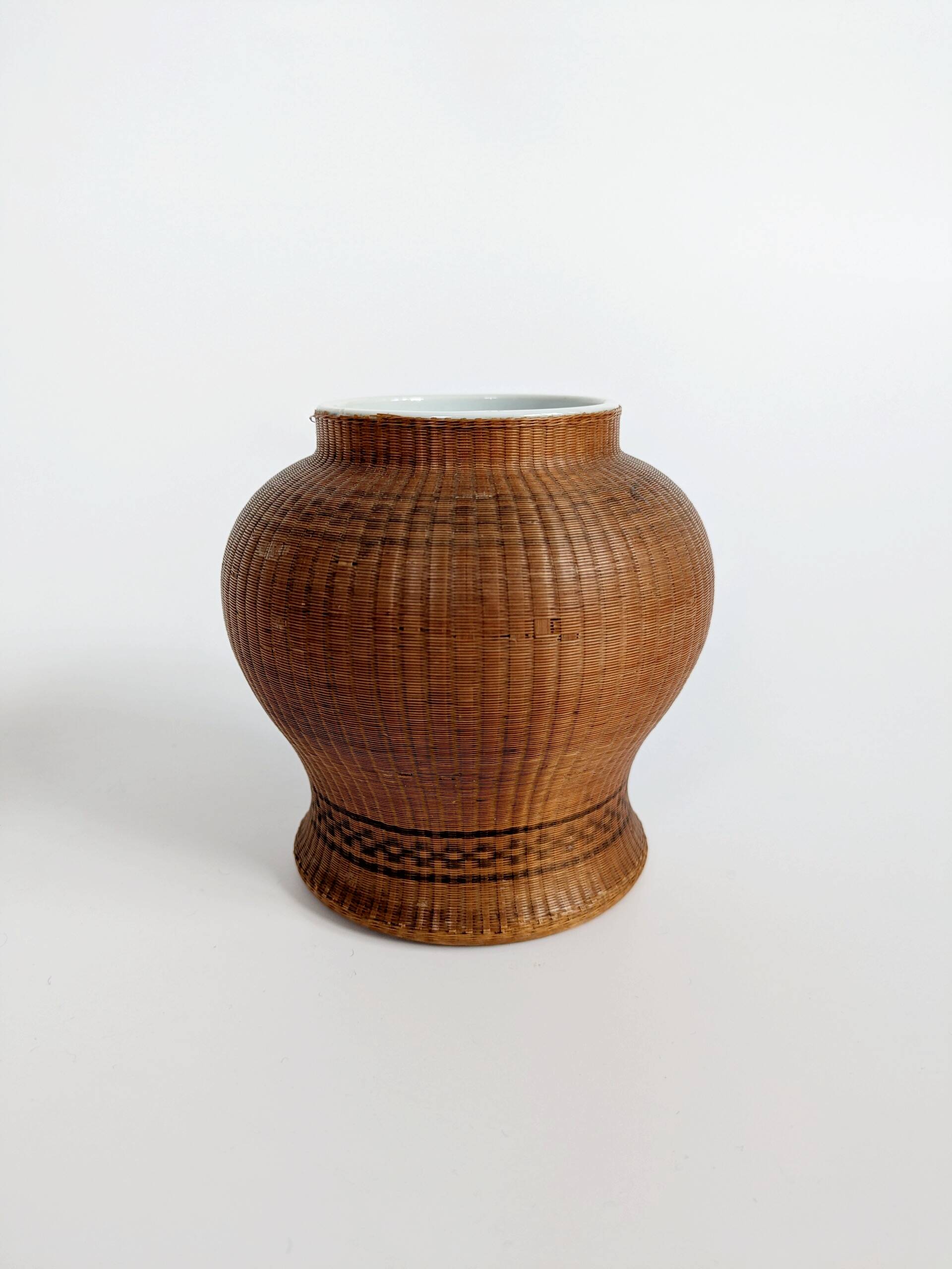 Pair of vintage Chinese vases in porcelain and woven bamboo.