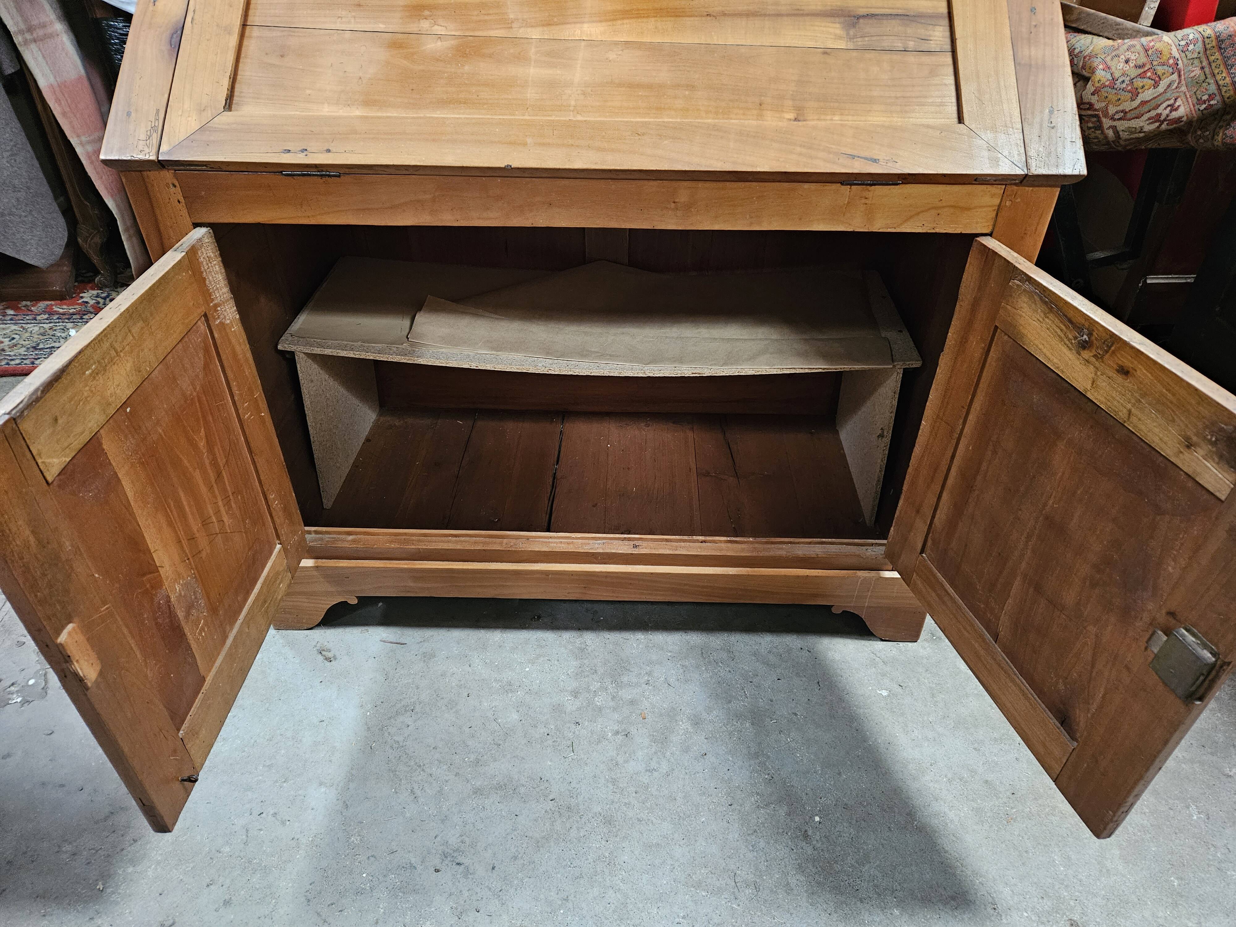 Slope desk in blond cherry wood